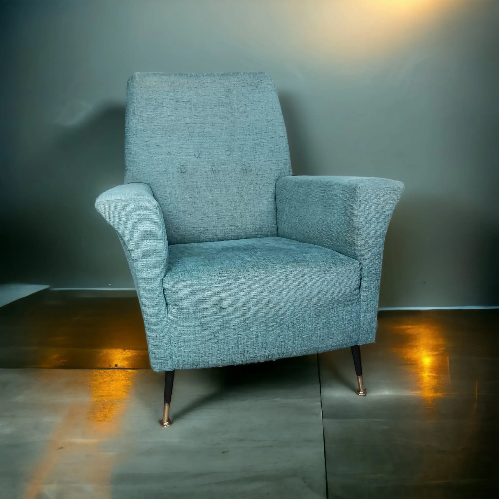 Le fauteuil en tissu bleu : un élément de mobilier qui combine élégance et fraîcheur chromatique, idéal pour apporter luminosité et style aux espaces de vie. Parfait pour des environnements modernes ou classiques, ce fauteuil se distingue par sa polyvalence et son confort. Caractéristiques principales : Tissu de haute qualité : Le revêtement en tissu bleu est doux au toucher, résistant à l’usure et facile à entretenir, idéal pour un usage quotidien. Design accueillant : Un siège large et rembourré avec un dossier ergonomique, conçu pour offrir un confort maximal pendant les moments de détente. Polyvalence chromatique : La teinte bleue s’adapte facilement à une variété de palettes, ajoutant une touche de couleur délicate sans être envahissante. Base stable et robuste : Fabriqué avec des matériaux de qualité pour garantir durabilité et sécurité. Pourquoi le choisir : Ce fauteuil est le choix idéal pour ceux qui recherchent un mobilier fonctionnel et élégant. Le bleu, une teinte relaxante et sophistiquée, en fait un complément parfait pour les salons, chambres ou coins lecture, ajoutant une note de fraîcheur et de raffinement. Son design confortable et son tissu résistant en font un investissement à la fois pratique et décoratif.