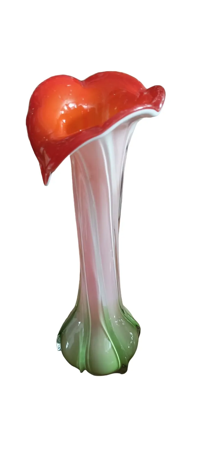Le Vase de Murano Calla est un chef-d'œuvre de la verrerie artistique de Murano, célèbre pour son élégance et son raffinement. Les vases Calla se reconnaissent par leurs lignes douces et fluides qui rappellent la forme délicate des fleurs de calla, et sont réalisés avec des techniques traditionnelles de fabrication du verre. L'utilisation du verre soufflé à la main, combinée à des nuances de couleur et des détails soignés, rend chaque vase Calla une œuvre unique. Caractéristiques principales : Design floral : La forme du vase est inspirée de la fleur de calla, avec des pétales stylisés qui s'ouvrent élégamment vers l'extérieur. Ce design symbolise la beauté naturelle et l'harmonie. Technique artisanale : Le vase est réalisé avec la technique traditionnelle du verre soufflé à la main, ce qui donne à chaque pièce une beauté et une personnalité uniques. Chaque vase est légèrement différent, exprimant l'artisanat des maîtres verriers de Murano. Couleurs raffinées : Le Vase Calla est caractérisé par des couleurs vibrantes allant du blanc au transparent, avec des reflets qui créent un effet lumineux et sophistiqué. Parfois, les vases présentent également des jeux de couleurs, comme des nuances de vert, bleu ou or, qui ajoutent de la profondeur et du dynamisme au design. Pourquoi le choisir : Le Vase de Murano Calla est idéal pour ceux qui recherchent une pièce de design raffinée et pleine de sens, parfaite pour des espaces élégants comme des salons, halls ou bureaux. Sa forme unique et l'utilisation savante du verre soufflé en font une véritable pièce de collection, qui ajoute une touche de classe à n'importe quel espace. Ce vase représente une parfaite harmonie entre l'art, la culture et la tradition, et est un choix idéal pour les amateurs de design italien et de verrerie artistique. Si vous recherchez une pièce qui exprime l'élégance et l'unicité, le Vase Calla de Murano sera sans aucun doute un élément décoratif précieux pour votre maison.