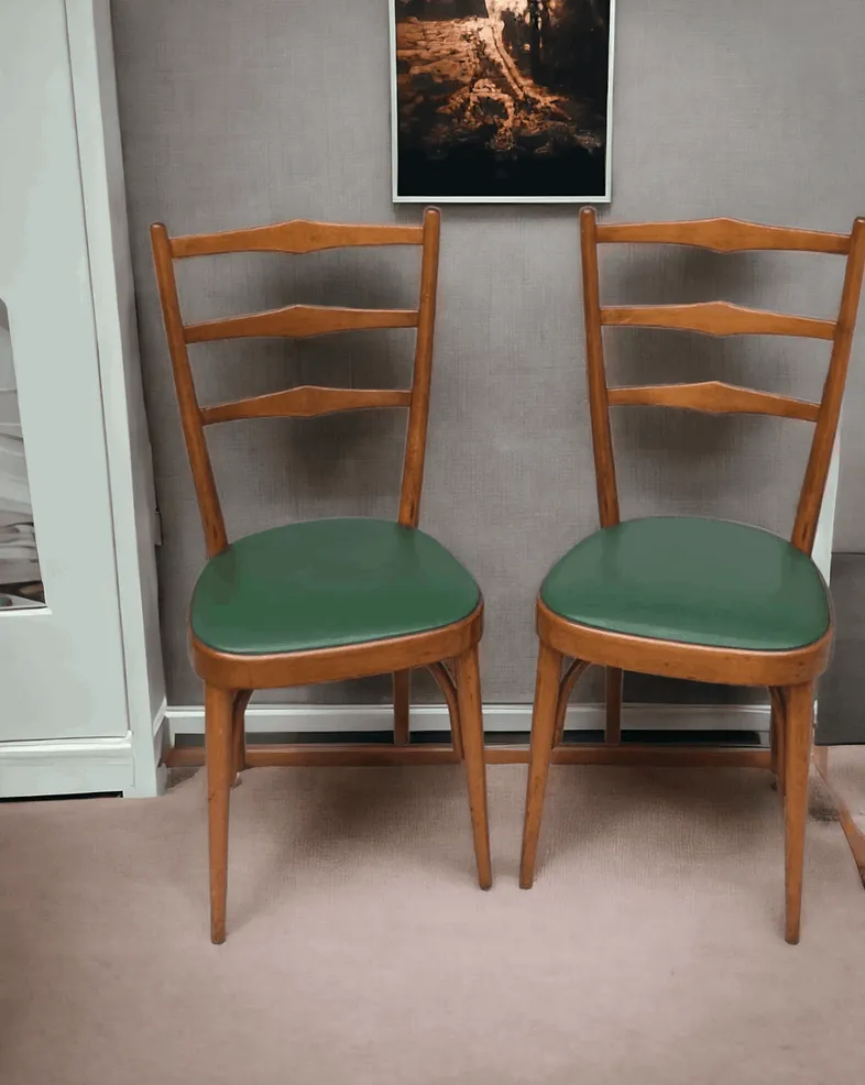 Le duo de chaises en simil-cuir avec dossier haut représente un choix élégant et fonctionnel pour enrichir n'importe quelle pièce de la maison, de la salle à manger au salon, en passant par les espaces de travail ou les bureaux. Ces chaises combinent style contemporain et confort, les rendant idéales pour une utilisation quotidienne. Caractéristiques principales : Design Raffiné : Avec un dossier haut offrant un soutien ergonomique et une apparence sophistiquée, ces chaises sont parfaites pour ceux qui recherchent un meuble distinctif. Leur forme élégante et leurs lignes épurées les rendent adaptées à divers styles décoratifs, du moderne au classique. Revêtement en Simil-Cuir : Le revêtement en simil-cuir offre non seulement une apparence luxueuse, mais il est également facile à nettoyer et à entretenir. Ce matériau est résistant à l'usure, ce qui rend les chaises idéales pour une utilisation en famille ou dans des environnements de travail. Confort Ergonomique : Ces chaises sont conçues avec un rembourrage généreux garantissant une assise confortable, même pendant de longues heures d'utilisation. Le dossier haut offre un soutien optimal pour le dos, améliorant le confort et la posture. Structure Solide : Conçues avec des matériaux de haute qualité, ces chaises offrent une structure robuste et durable. Elles sont conçues pour résister à l'utilisation quotidienne et garantir stabilité et sécurité. Pourquoi les choisir ? Opter pour une paire de chaises en simil-cuir avec dossier haut signifie investir dans un meuble polyvalent et élégant. Ces chaises ajoutent non seulement une touche d'élégance aux espaces, mais offrent également un confort incomparable, les rendant parfaites pour des repas en famille, des réunions de travail ou simplement pour se détendre avec un livre. Grâce à leur combinaison de fonctionnalité et de style, ces chaises deviennent un élément clé dans votre maison, contribuant à créer un environnement accueillant et raffiné. Choisir ces chaises, c'est doter votre espace d'un meuble pratique et au design qui ne passera jamais inaperçu.