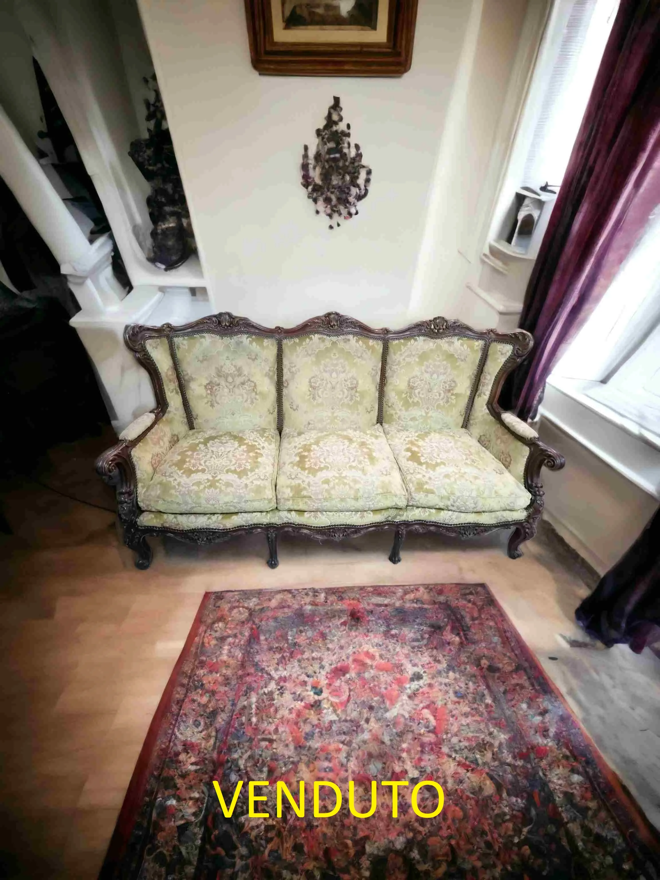 Le canapé baroque en velours damassé est un meuble extraordinaire qui incarne le luxe et le raffinement du design baroque. Caractérisé par des lignes élégantes et des détails ornementaux, ce canapé n'est pas seulement un élément fonctionnel, mais aussi une œuvre d'art qui enrichit chaque espace avec son charme intemporel. Caractéristiques principales : Style Baroque : Le canapé présente un design élaboré typique du style baroque, caractérisé par des courbes sinueuses, des sculptures artistiques et une structure imposante. Ce type de mobilier est parfait pour ceux qui souhaitent ajouter une touche d'opulence et de grandeur à leur maison. Revêtement en Velours Damassé : Le velours damassé, avec ses textures riches et ses motifs élégants, confère un aspect luxueux et sophistiqué au canapé. Ce matériau n'est pas seulement esthétiquement plaisant, mais offre également une sensation de douceur et de confort au toucher. Confort et Fonctionnalité : Malgré son design somptueux, le canapé baroque est conçu pour offrir un excellent confort. Le rembourrage généreux permet de profiter de moments de détente, ce qui le rend idéal pour les salons, les salles de réception ou les pièces de représentation. Détails Artisanaux : Ce canapé est souvent réalisé à la main par des artisans qualifiés, qui accordent une attention particulière à chaque détail, des coutures aux motifs décoratifs. Les sculptures en bois, souvent en finitions dorées ou laquées, ajoutent un niveau supplémentaire de raffinement. Pourquoi le choisir ? Choisir un canapé baroque en velours damassé signifie investir dans une pièce unique qui apporte élégance et histoire à tout espace. Parfait pour créer une atmosphère royale et accueillante, ce canapé est idéal pour ceux qui souhaitent exprimer leur goût pour la beauté et l'artisanat de qualité. Que ce soit dans un salon de luxe ou dans un environnement plus informel, le canapé baroque devient le point focal de la pièce, attirant l'attention et suscitant l'admiration. Avec son design iconique et sa beauté intemporelle, ce canapé représente un choix de classe qui enrichira votre décoration et apportera une touche d'histoire et de sophistication à votre environnement domestique.
