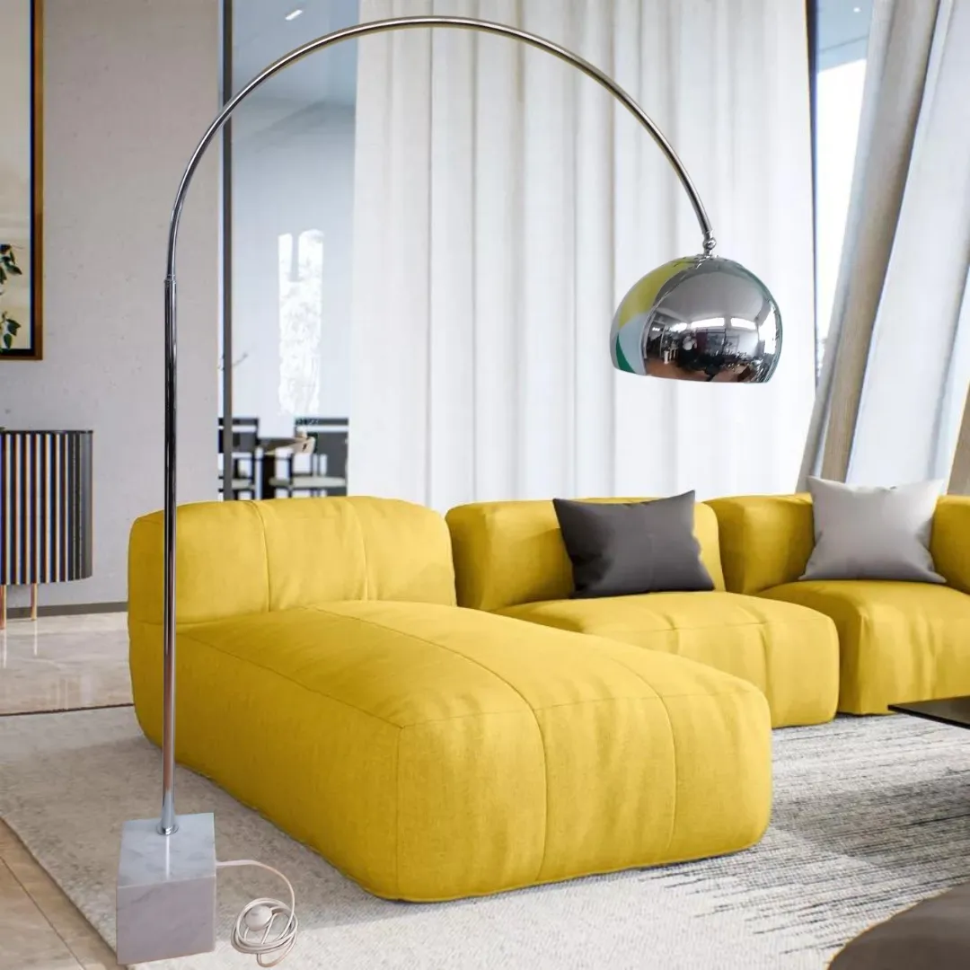 Découvrez l'élégance intemporelle de cette lampe sur pied en arc, alliant design iconique et matériaux précieux. La base en marbre blanc, avec sa forme cubique, apporte stabilité et raffinement, tandis que l'armature et l'abat-jour en acier chromé ajoutent une touche de modernité. Inspirée des œuvres d'Achille Castiglioni, cette lampe est parfaite pour éclairer avec style n'importe quel espace, du salon au bureau. Une véritable déclaration de design qui enrichit chaque espace.