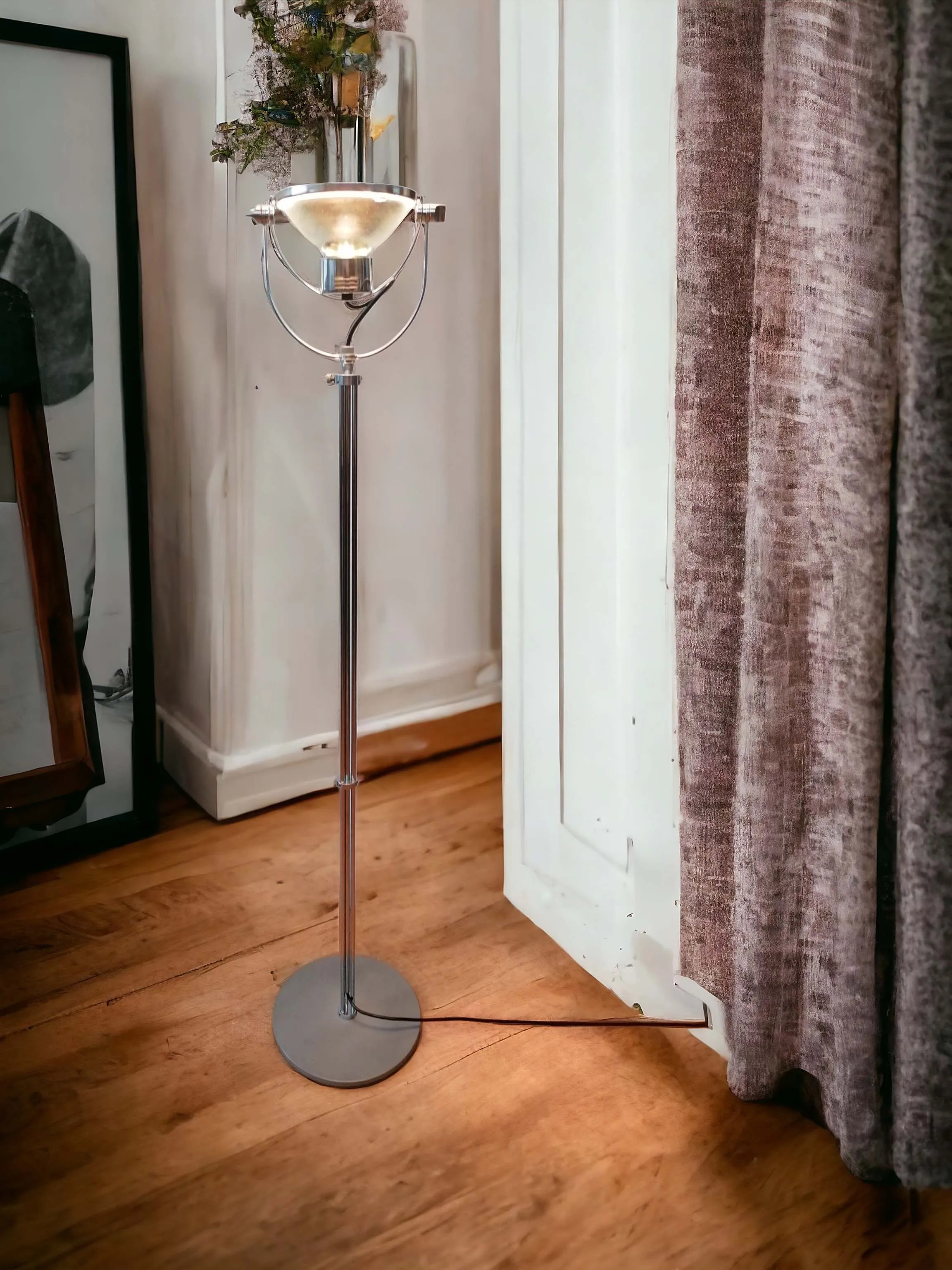 La lampe sur pied Philips Areta 8C fusionne design industriel et chic dans une structure élégante et minimaliste. La base en métal circulaire et l'armature chromée soutiennent un corps d'éclairage de style industriel, avec des lignes épurées et une finition raffinée. Idéale pour ajouter une touche de modernité à des espaces contemporains ou des lofts, cette lampe diffuse une lumière douce parfaite pour créer une ambiance accueillante. Parfaite pour des coins lecture ou pour sublimer un salon avec style et fonctionnalité.