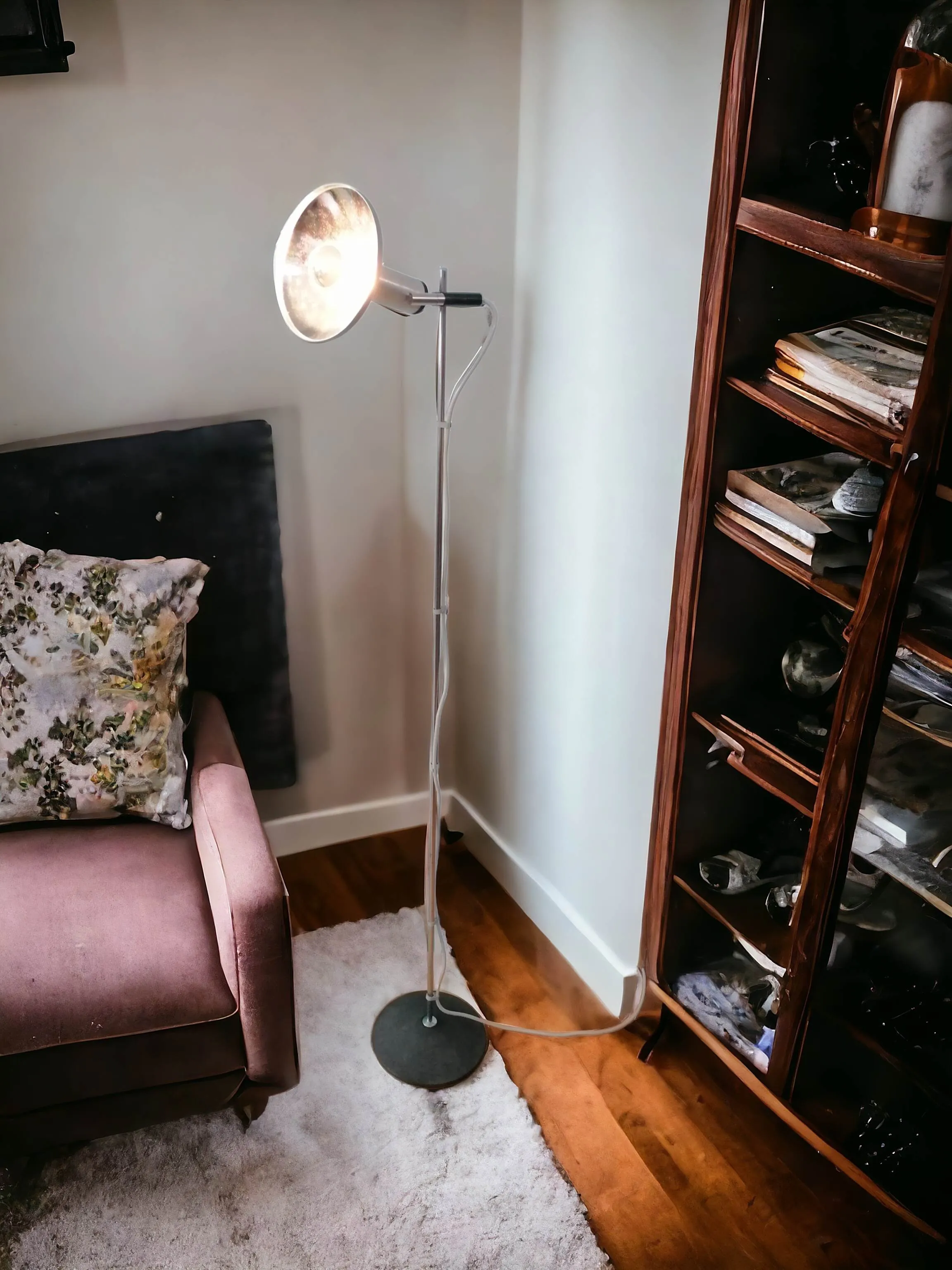 Cette lampe sur pied incarne le style industriel contemporain. Avec une structure métallique robuste et des finitions brutes, elle offre un parfait équilibre entre esthétique urbaine et fonctionnalité moderne. L’effet chromé du pied et du corps lumineux ajoute un charme unique, parfait pour des environnements de type loft ou des intérieurs au style minimaliste. Idéale comme source de lumière pour des coins lecture ou pour créer une atmosphère chaleureuse, cette lampe est le complément parfait pour ceux qui aiment le design industriel avec une touche sophistiquée.