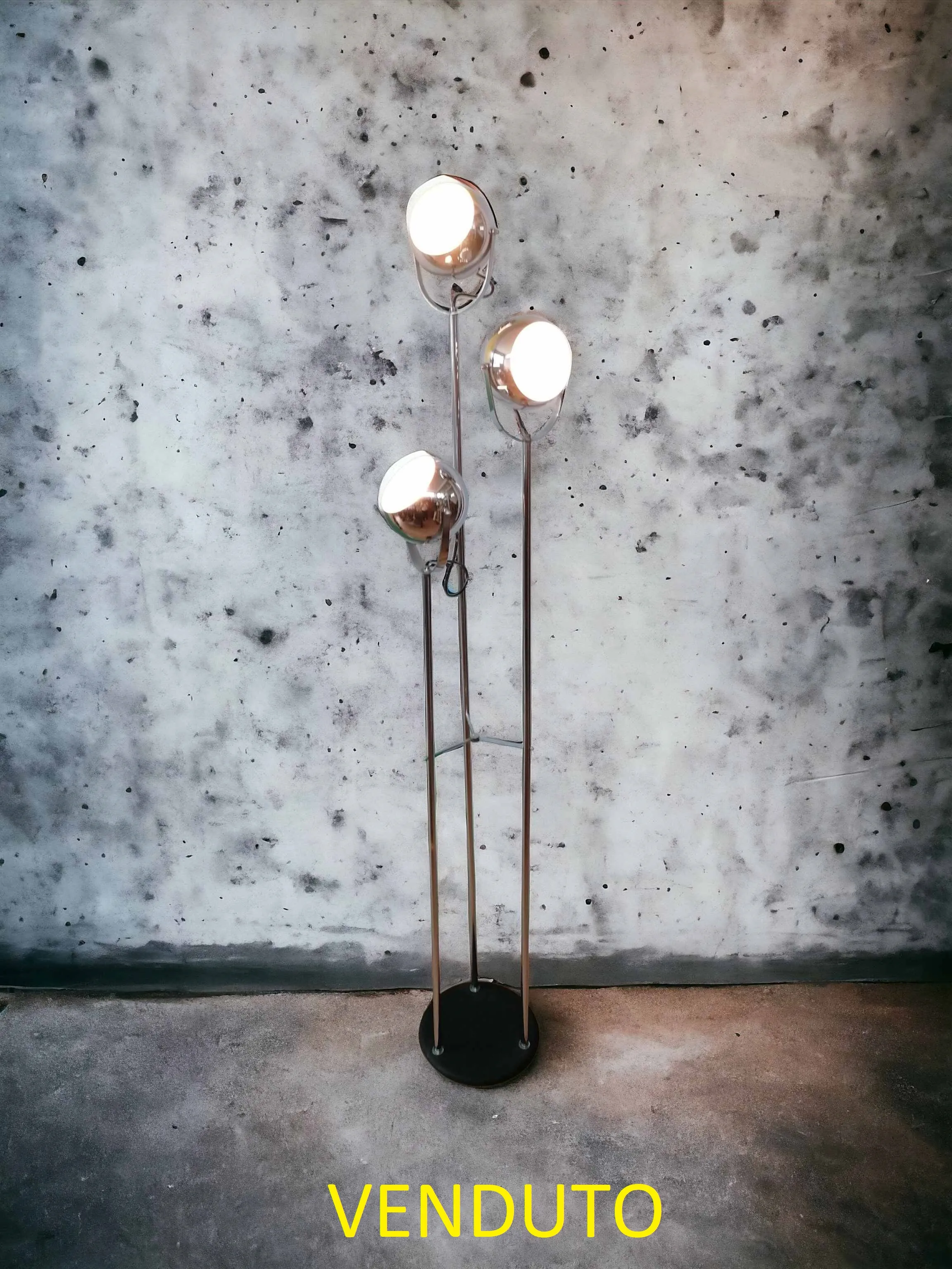 Cette lampe sur pied est une parfaite synthèse de fonctionnalité et de design moderne. La structure en métal chromé lui donne un aspect élégant et lumineux, tandis que les trois diffuseurs à sphère orientables permettent de diriger la lumière de manière personnalisée. Idéale pour créer un éclairage dynamique dans un salon, un bureau ou un studio, elle ajoute une touche sophistiquée et contemporaine à tout environnement, s’adaptant facilement à différents styles de décoration.