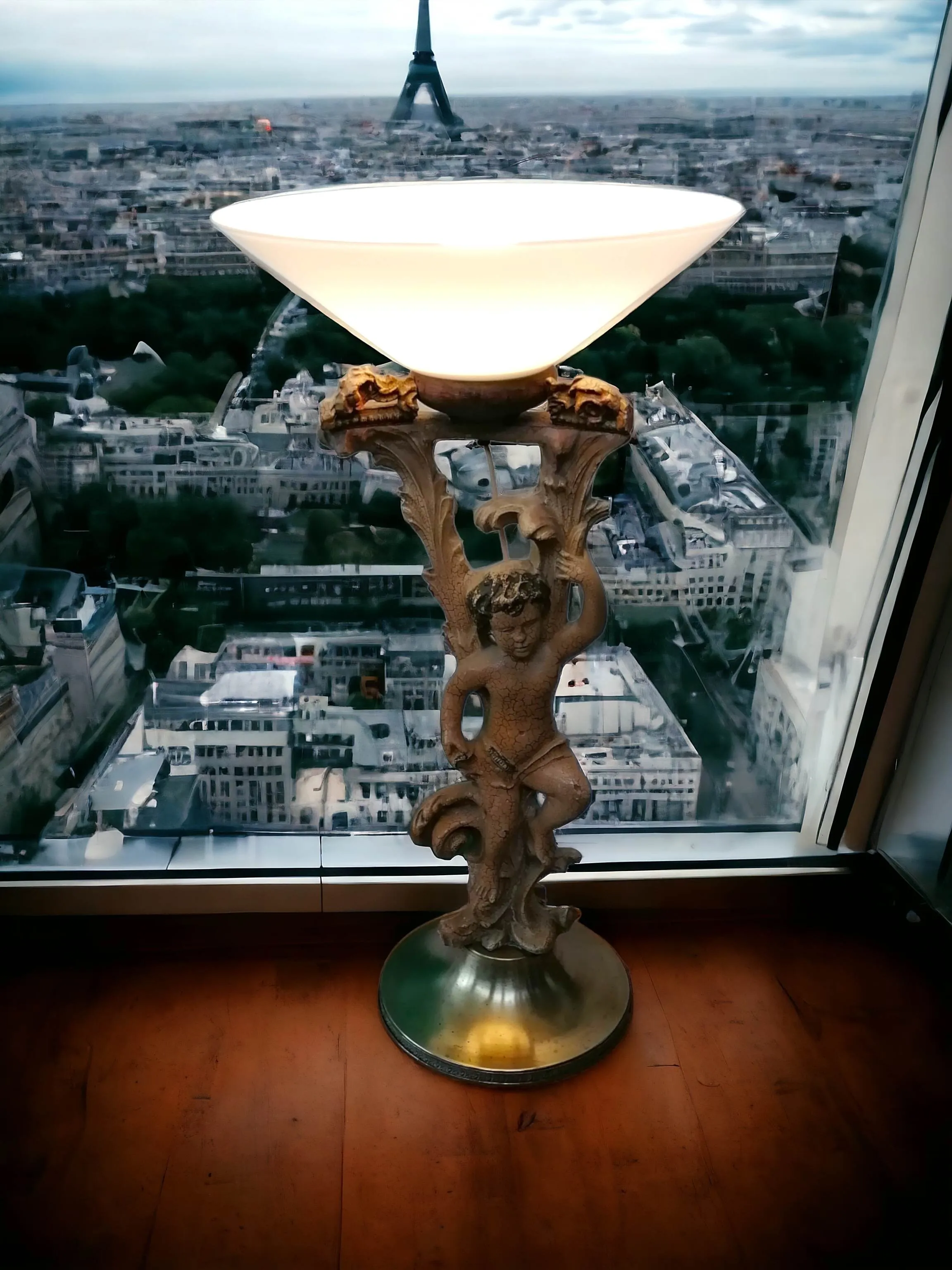 Cette lampe sur pied, avec une base en bois représentant un putto et un diffuseur en verre opalin, est un hommage au style vénitien le plus raffiné. Le putto, sculpté avec maîtrise et soigné dans les détails, apporte une touche romantique et féerique à la structure, évoquant l’élégance des meubles anciens. Le diffuseur en verre opalin, large et délicat, diffuse une lumière douce et chaude, parfaite pour créer une ambiance accueillante. Un élément idéal pour des espaces qui célèbrent la tradition et le luxe, capable d’enrichir chaque espace par son caractère sophistiqué et l'artisanat typique du style vénitien.