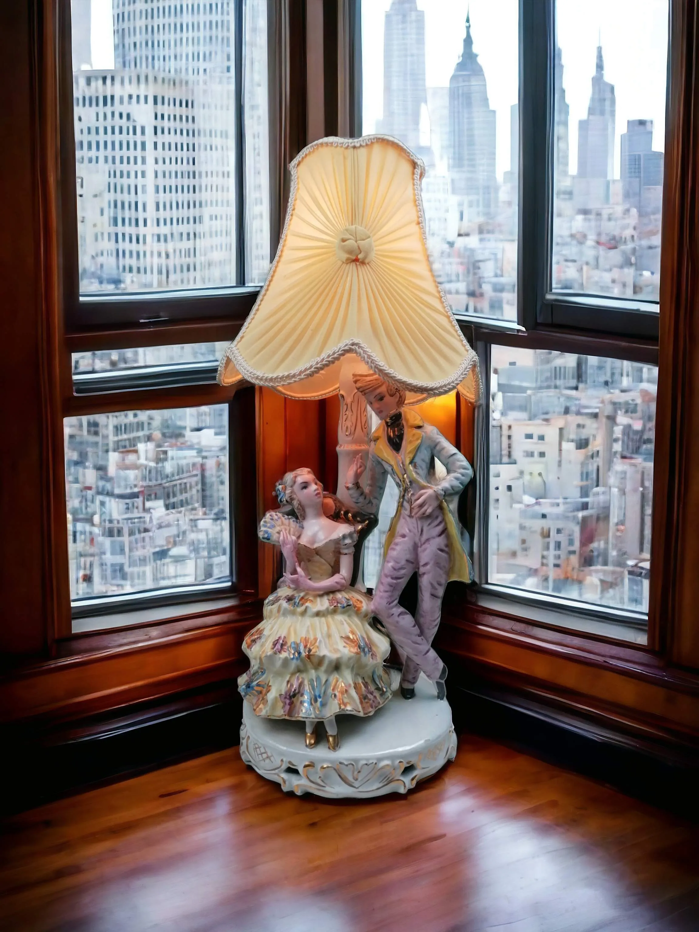 Cette lampe de table est un ajout romantique charmant à n’importe quel environnement. La base en céramique a une finition raffinée qui s’harmonise parfaitement avec l’abat-jour décoré, sur lequel une douce paire de fiancés est représentée. Idéale pour créer une ambiance intime et nostalgique, cette lampe est parfaite pour les chambres, les salons ou comme cadeau romantique pour une personne spéciale.