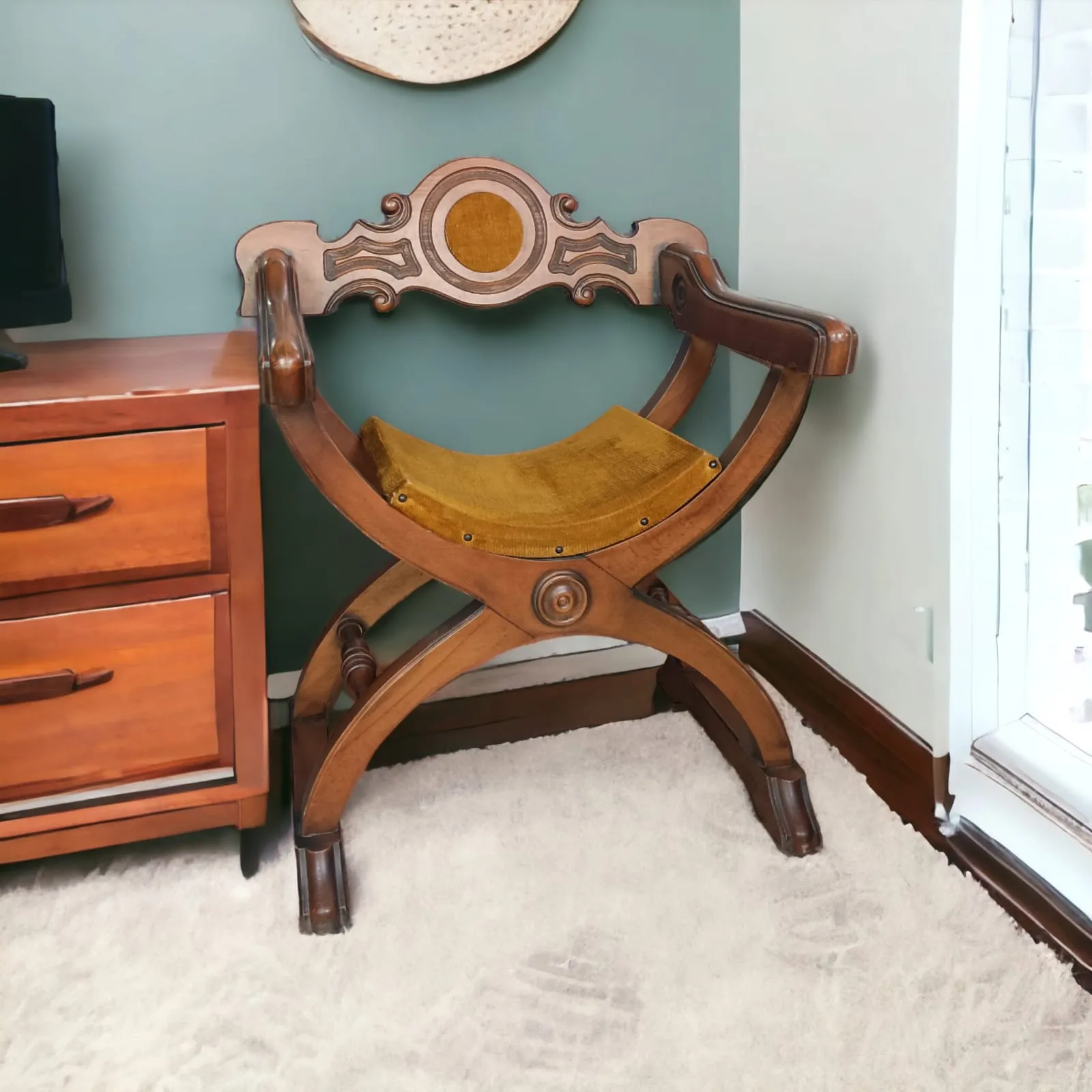 La chaise Savonarola est un meuble fascinant qui incarne l'élégance et la tradition du design de la Renaissance italienne. Avec sa structure distinctive et son rappel aux époques historiques, cette chaise n'est pas seulement un élément fonctionnel, mais aussi un véritable objet d'art. Caractéristiques principales : Design iconique : La chaise Savonarola est caractérisée par une structure en bois courbé qui s'ouvre et se ferme comme un livre, avec des accoudoirs larges et un dossier en forme de X. Ce design unique la rend reconnaissable et lui confère une élégance intemporelle. Matériaux de haute qualité : Généralement réalisée en bois massif, la chaise Savonarola peut présenter des finitions de qualité, avec des détails sculptés qui reflètent le savoir-faire artisanal. Le bois peut être traité avec des vernis ou des huiles pour faire ressortir les veines naturelles. Rembourrage et revêtement : De nombreuses versions de la chaise comprennent un rembourrage sur l'assise et le dossier, recouvert de tissu ou de cuir de haute qualité. Cela améliore non seulement le confort, mais permet également de personnaliser l'apparence de la chaise pour s'adapter à différents styles de décoration. Style polyvalent : Grâce à son design classique, la chaise Savonarola s'intègre parfaitement dans une variété d'environnements, des plus rustiques aux plus modernes. Elle est idéale pour des bureaux, des salons, des salles à manger ou même comme pièce décorative dans des espaces d'exposition.