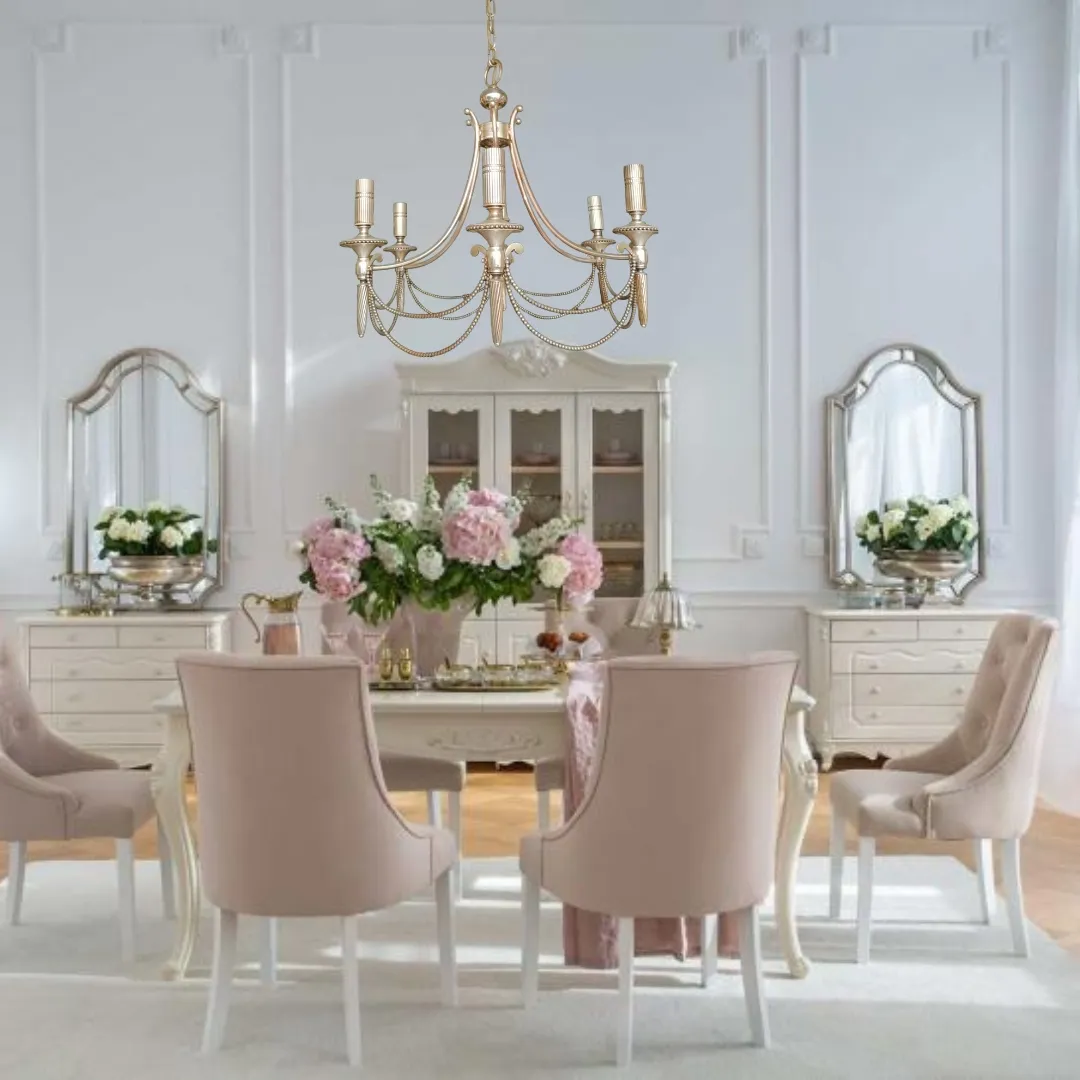 Le lustre suspendu avec six bras plaqué argent est un élément de décoration élégant et raffiné. Avec son design qui allie fonctionnalité et beauté, il crée une atmosphère sophistiquée dans n'importe quel environnement. Les bras plaqués argent reflètent la lumière de manière charmante, tandis que les lignes sinueuses ajoutent une touche de classe. Il est parfait pour illuminer des espaces comme des salles à manger ou des salons, ajoutant une touche de luxe et de style.