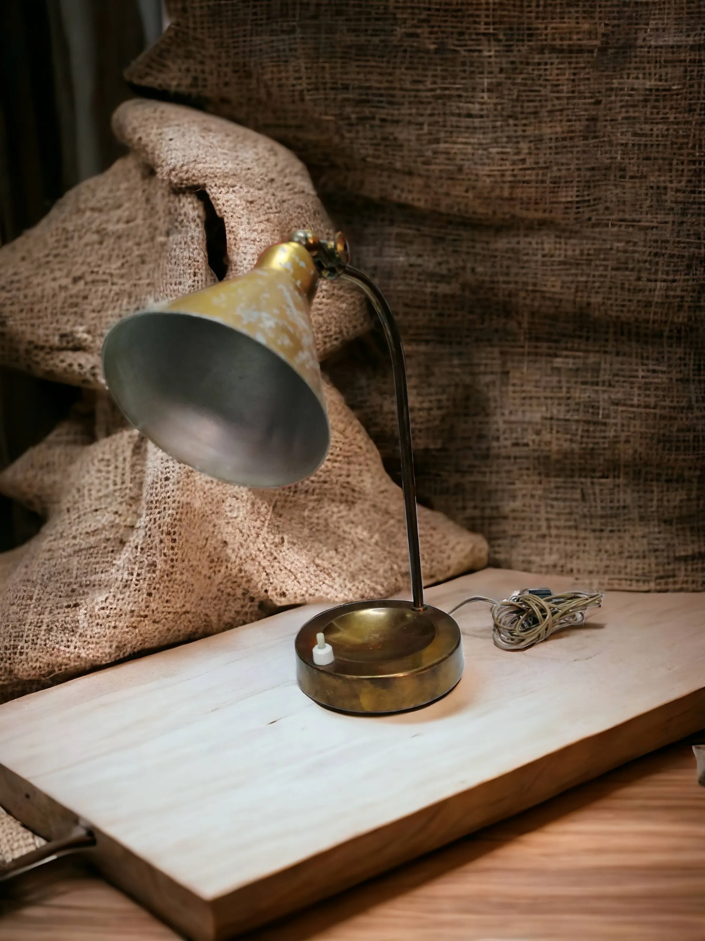 La lampe de table en laiton est un exemple d'élégance et de sophistication. Caractérisée par des lignes épurées et un design classique, cette lampe offre non seulement une lumière chaude et enveloppante, mais elle ajoute également une touche de luxe à n'importe quel environnement. Fabriquée avec des matériaux de haute qualité, elle est parfaite pour éclairer des espaces tels que des bureaux, des tables basses ou des coins lecture, créant ainsi une atmosphère accueillante et raffinée.