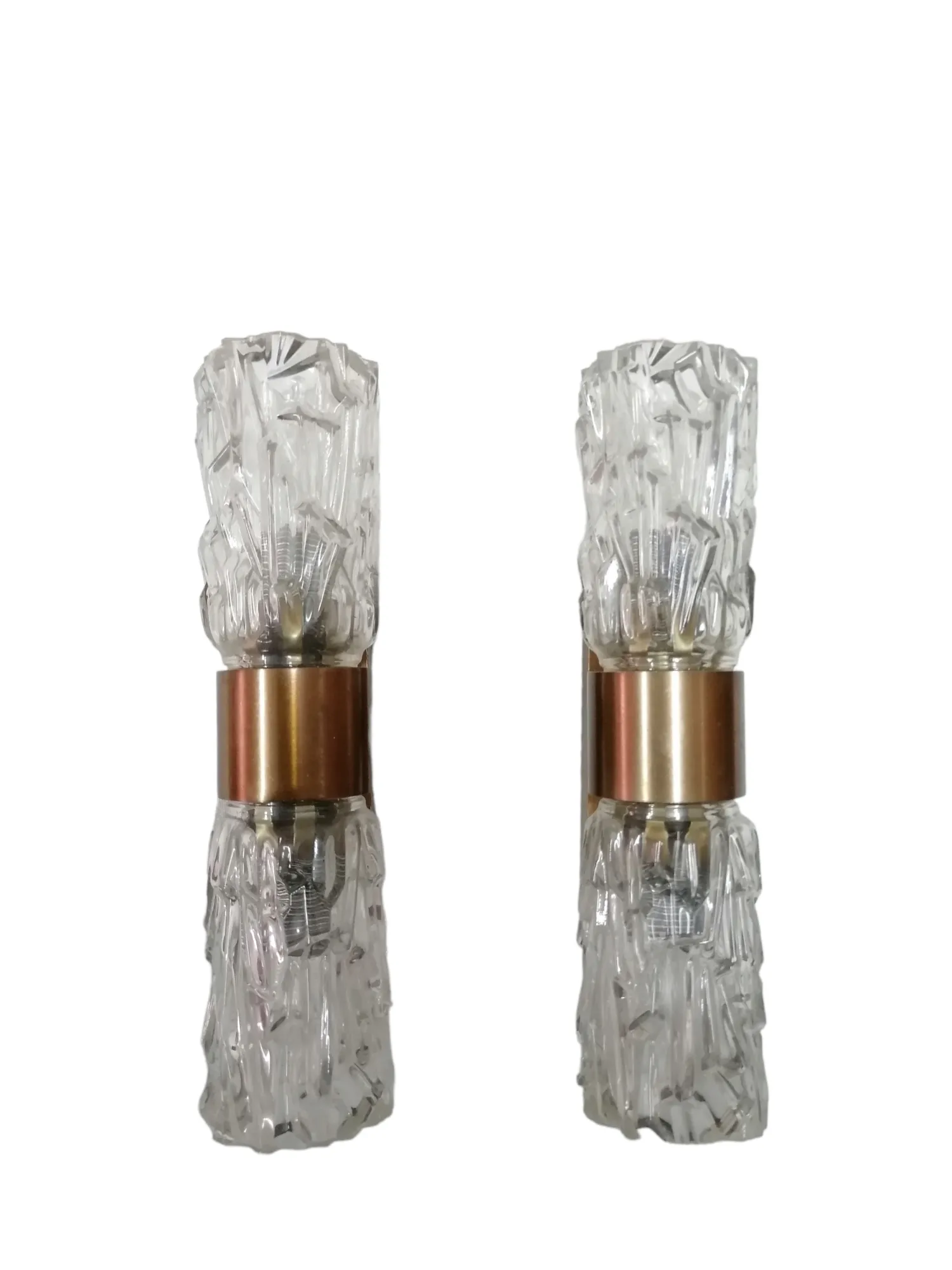 Les appliques en verre facetté sont une combinaison parfaite de style et de fonctionnalité. Ces magnifiques éléments décoratifs reflètent la lumière de manière fascinante, créant des jeux d'ombres et de lumières qui enrichissent chaque pièce. Idéales pour les couloirs, les salons ou les chambres à coucher, elles ajoutent une touche d'élégance et de modernité. Que vous cherchiez à valoriser une ambiance classique ou contemporaine, ces appliques sauront attirer l'attention et transformer les espaces avec leur design raffiné.