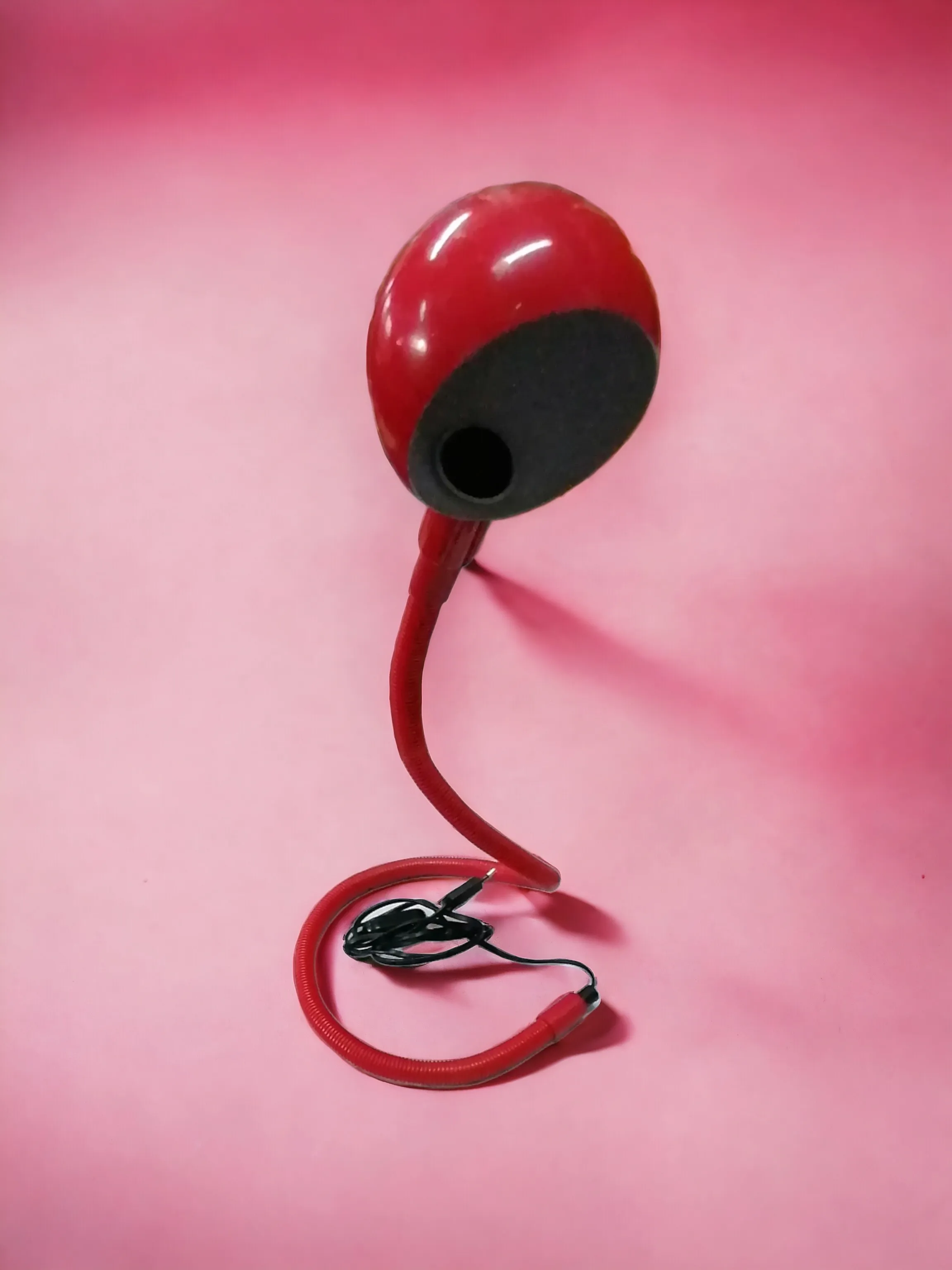 La lampe de table Hebi Snake Gooseneck conçue par Isao Hosoe pour Valenti est une icône du design des années 70. Avec son col flexible de type 'gooseneck', cette lampe permet d'orienter la lumière dans toutes les directions, alliant fonctionnalité et style. Son design fluide et moderne, inspiré de la forme d'un serpent, en fait non seulement un objet décoratif polyvalent, mais aussi une œuvre d'art qui attire l'attention. La finition brillante et les matériaux de qualité ajoutent une touche sophistiquée, la rendant parfaite pour les bureaux et les espaces de travail nécessitant élégance et praticité.