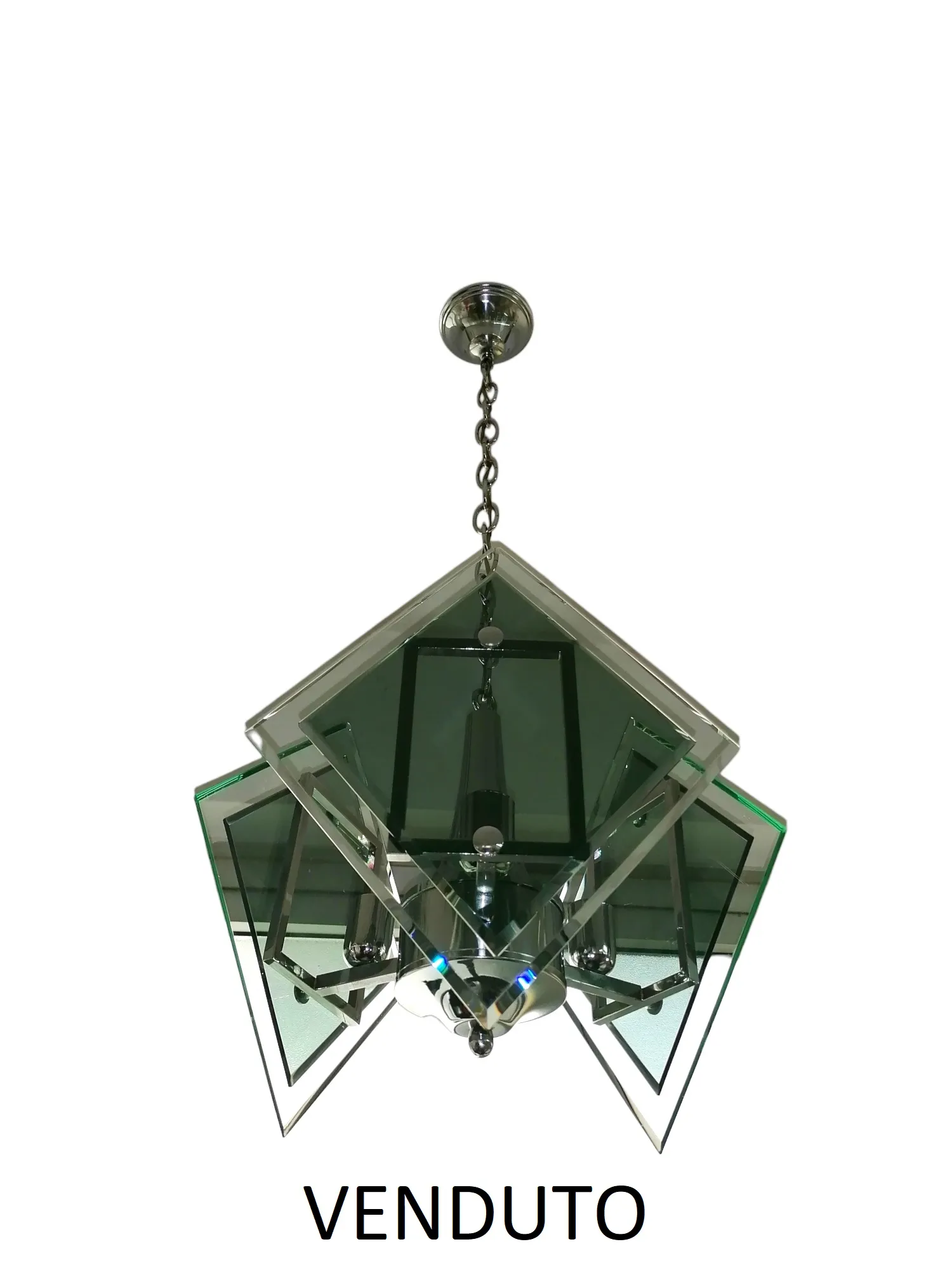 La lampe suspendue Art de Fontana Arte est un chef-d'œuvre d'élégance et de design italien. Fabriquée en verre de haute qualité, elle incarne la pureté et la transparence typiques des créations Fontana Arte. Ses lignes épurées et minimalistes s'intègrent parfaitement dans n'importe quel environnement, diffusant une lumière douce et enveloppante qui crée une atmosphère raffinée et accueillante. Cette lampe n'est pas seulement un élément fonctionnel, mais une œuvre d'art suspendue, idéale pour enrichir des espaces contemporains et élégants avec une touche de simplicité sophistiquée.