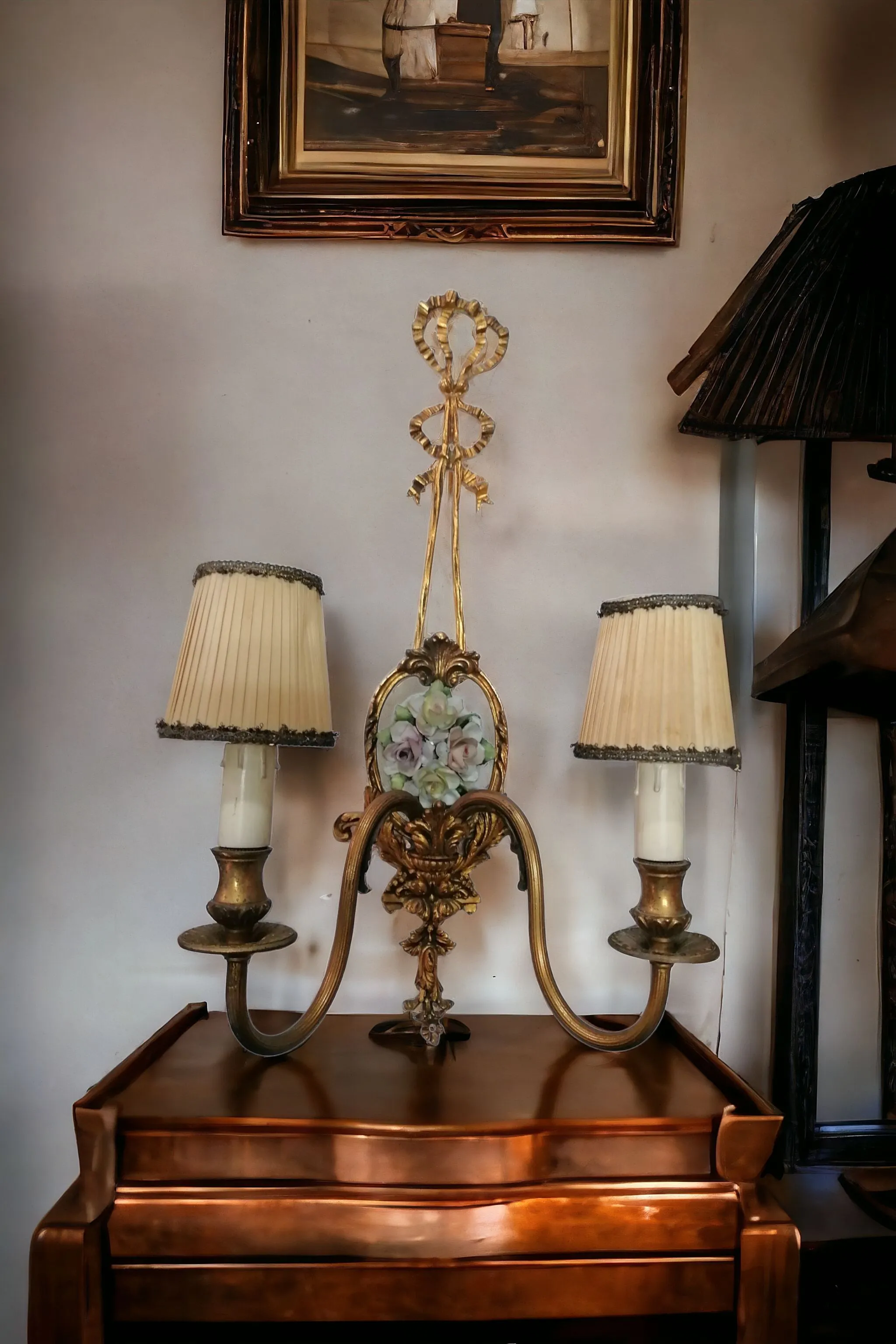 Les appliques en bronze à deux bras avec plaque en porcelaine sont des éléments décoratifs très raffinés, typiques des styles tels que le rococo ou le néoclassique. Ce type d'applique associe la chaleur et la solidité du bronze à l'élégance de la porcelaine, souvent décorée de motifs floraux ou de scènes pastorales. Dans ce type d'applique : Bronze : Utilisé pour les bras et la structure, conférant robustesse et une patine élégante. Le bronze peut être travaillé avec des détails décoratifs, tels que des feuilles, des fleurs ou des motifs sinueux. Plaque en porcelaine : Souvent peinte à la main, la porcelaine ajoute une touche de couleur et de légèreté. Dans les modèles les plus raffinés, les plaques en porcelaine sont réalisées par des manufactures célèbres telles que Sèvres ou Capodimonte, avec des décorations de très haut niveau. Ces appliques sont idéales pour des espaces au style classique, tels que des salons ou des entrées, et peuvent être valorisées en les associant à des meubles anciens ou à des cadres dorés. Si vous envisagez de les restaurer ou de vérifier leur valeur, un expert en antiquités pourrait vous aider à identifier l'époque précise et la manufacture de la porcelaine.