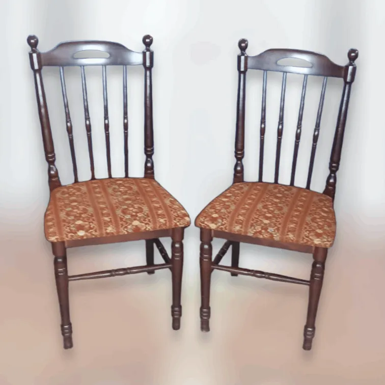 Ce duo de chaises en bois et tissu représente un choix élégant et polyvalent pour enrichir n’importe quel environnement. Parfaites pour la salle à manger, le salon ou le bureau, ces chaises allient confort et style, offrant une atmosphère accueillante et raffinée. Caractéristiques principales : Structure en bois : Fabriquées avec une solide structure en bois massif, ces chaises garantissent stabilité et longévité. La finition du bois peut varier du naturel au verni, mettant en valeur la beauté des veines et conférant un aspect chaleureux et accueillant. Revêtement en tissu : Les sièges et les dossiers sont recouverts d’un tissu de haute qualité, disponible dans une gamme de couleurs et de textures. Ce matériau est résistant et facile à nettoyer, ce qui rend les chaises adaptées à un usage quotidien, tout en apportant une touche d’élégance à votre décoration. Design ergonomique : Avec un rembourrage doux et un dossier contouré, ces chaises offrent un excellent confort. Elles sont conçues pour soutenir le dos et garantir une assise agréable, idéale pour des repas prolongés ou des moments de détente. Style polyvalent : Le design classique et les lignes épurées de ces chaises les rendent adaptées à différents styles de décoration, du traditionnel au moderne. Elles peuvent facilement s’intégrer dans des environnements rustiques, contemporains ou minimalistes, contribuant à créer une atmosphère harmonieuse. Pourquoi les choisir ? Ce duo de chaises en bois et tissu est parfait pour ceux qui recherchent un mobilier alliant fonctionnalité, confort et style. Idéales pour des salles à manger, des coins lecture ou comme sièges supplémentaires dans le salon, ces chaises embellissent non seulement l’espace, mais offrent également une assise confortable et accueillante pour les invités et la famille. Choisir ces chaises, c’est investir dans la qualité et le design, transformant chaque espace en un lieu élégant et invitant.