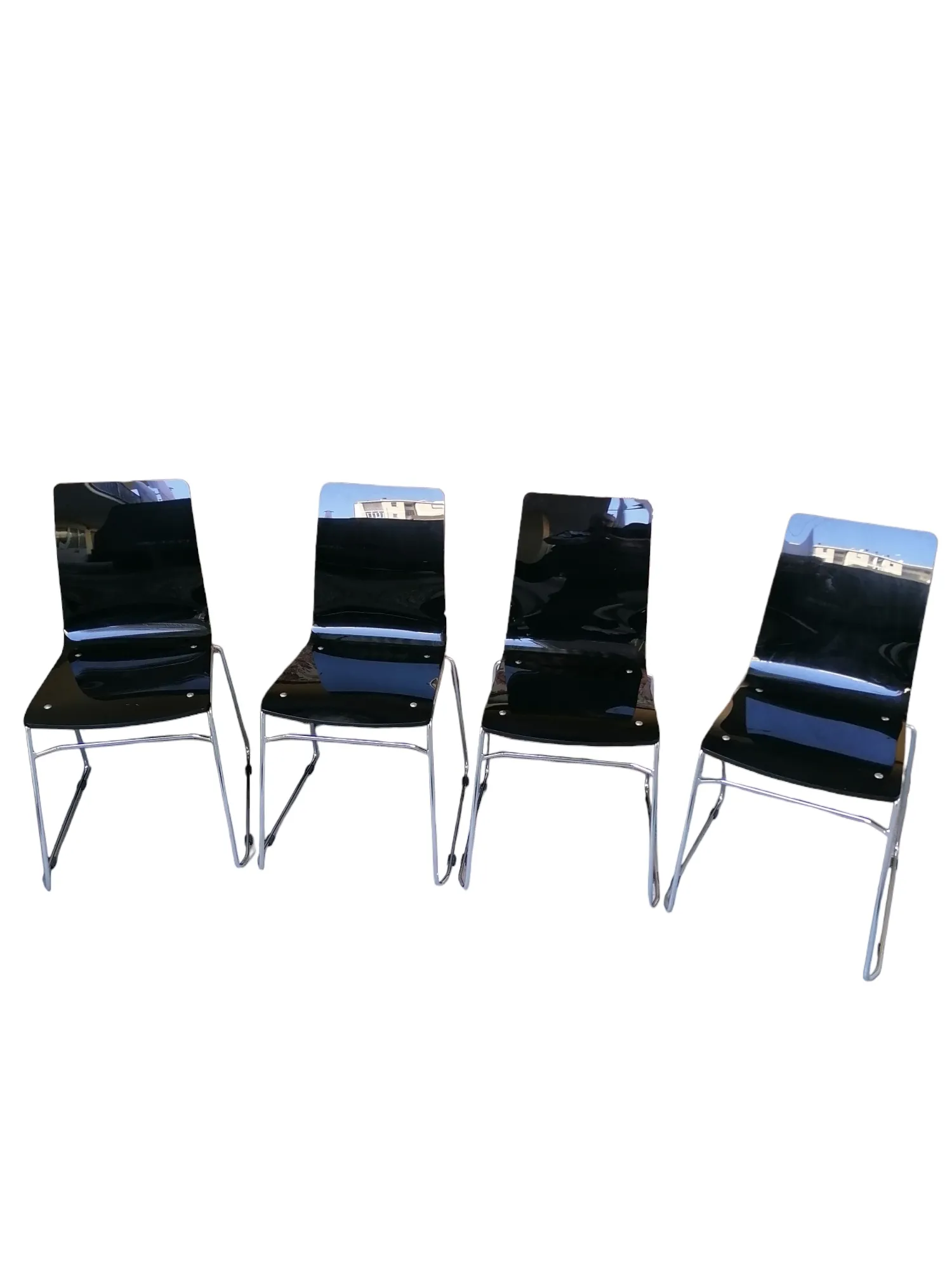 Les chaises empilables en acrylique chromé représentent une option moderne et fonctionnelle pour ceux qui recherchent un mobilier pratique et élégant. Réalisées en plexiglass de haute qualité, ces chaises allient esthétique contemporaine et polyvalence, les rendant idéales pour une variété d'environnements, de la maison aux espaces commerciaux. Caractéristiques principales : Design moderne et épuré : Les chaises ont un aspect contemporain grâce à leur structure en acrylique transparent, qui donne un sens de légèreté et d'ouverture aux espaces. La finition chromée ajoute une touche de luxe et de brillance, les rendant adaptées à tous types de décoration. Construction de haute qualité : Fabriquées en plexiglass robuste et résistant, ces chaises sont conçues pour durer dans le temps. Le matériau est facilement lavable et résistant aux taches, ce qui les rend parfaites pour une utilisation quotidienne, à la maison ou dans des espaces publics. Fonctionnalité empilable : L'une des principales caractéristiques de ces chaises est leur capacité à être empilées. Cela les rend extrêmement pratiques pour optimiser l'espace, facilitant le transport et le stockage lorsqu'elles ne sont pas utilisées. Confort ergonomique : Malgré leur design minimaliste, les chaises sont conçues pour offrir un bon confort. Leur forme ergonomique s'adapte au corps, les rendant idéales pour de longues sessions d'assise, que ce soit dans un cadre domestique ou professionnel. Pourquoi les choisir ? Choisir des chaises empilables en acrylique chromé, c'est opter pour un mobilier qui allie fonctionnalité et style. Ces chaises sont idéales pour ceux qui recherchent une solution polyvalente pour la salle à manger, le salon, le bureau ou même pour des événements et manifestations. Avec leur design élégant et la praticité de l'empilabilité, elles s'intègrent facilement dans n'importe quel environnement, contribuant à créer des espaces modernes et accueillants. De plus, le plexiglass n'est pas seulement esthétiquement agréable, il offre aussi une résistance et une facilité d'entretien qui les rend parfaites pour un usage quotidien. Investir dans ces chaises, c'est ajouter une touche d'élégance et de praticité à son mobilier, sans compromettre le confort.
