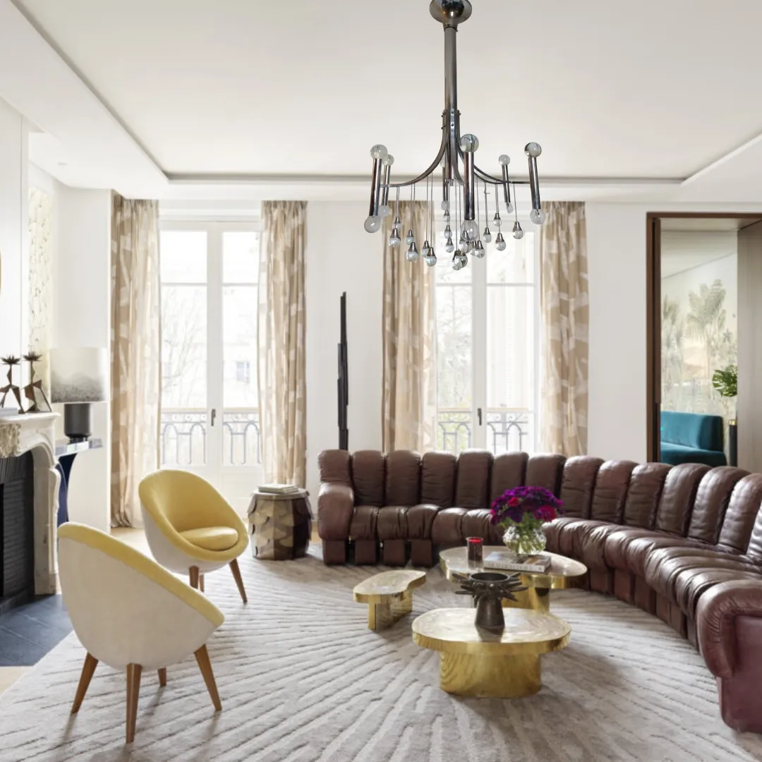 Ce lustre suspendu de Gaetano Sciolari est une expression sophistiquée du style moderne, caractérisé par une structure en acier chromé brillant et six points lumineux stratégiquement disposés pour maximiser l'éclairage. Les pendentifs en cristal ajoutent un effet brillant et luxueux, créant un jeu de reflets qui enrichit l'environnement d'une lumière raffinée et dynamique. Idéal pour des espaces élégants, ce lustre est parfait pour ceux qui souhaitent ajouter une touche de glamour contemporain sans renoncer à la qualité et à l'artisanat typiques des pièces signées Sciolari.