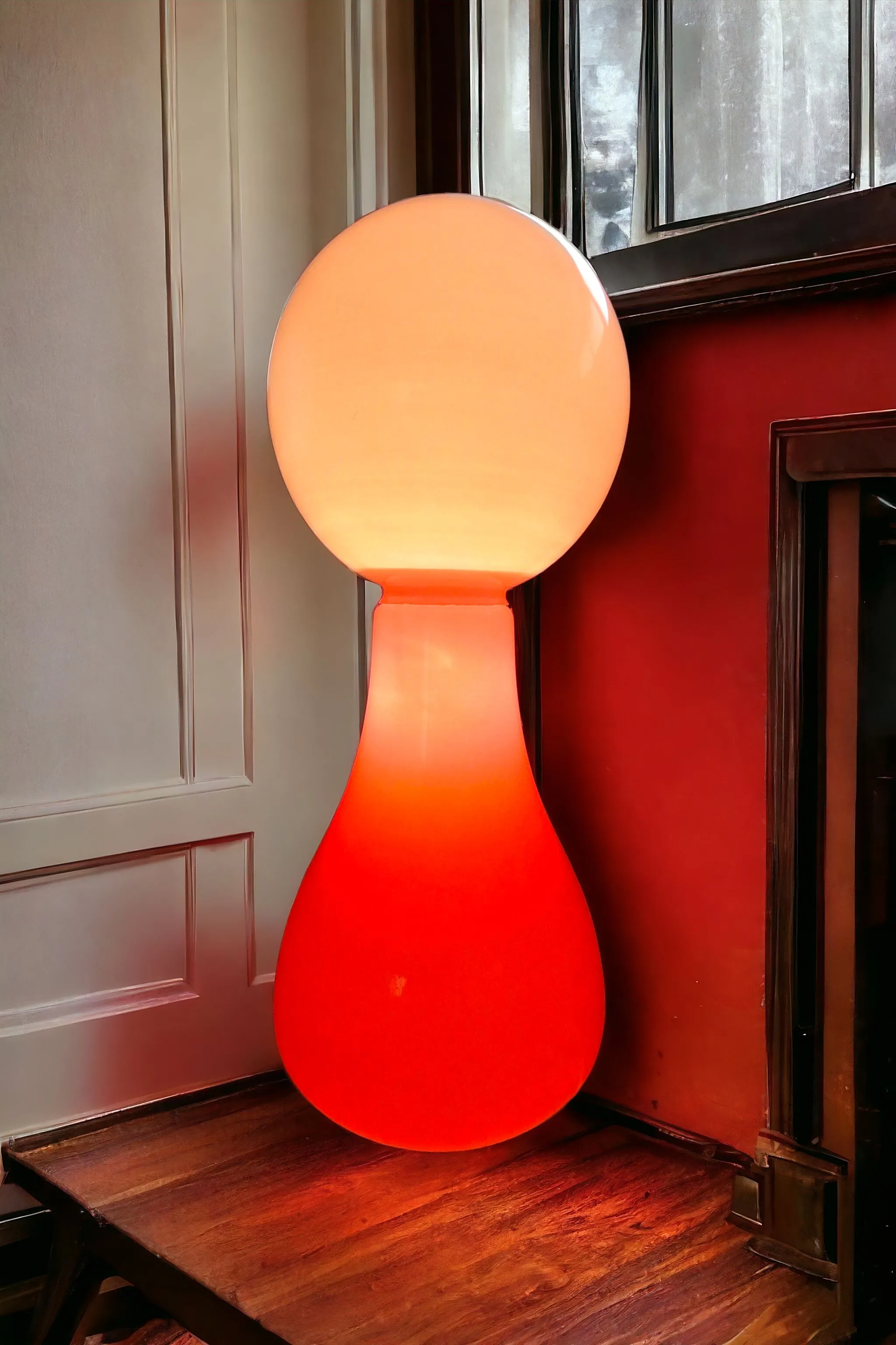 Cette lampe sur pied extrêmement rare Birillo en verre, avec sa forme caractéristique en sablier, dégage un charme intemporel. Dotée d'un éclairage double, elle crée une ambiance tamisée et suggestive grâce au verre coloré qui diffuse la lumière de manière douce mais déterminée. Idéale pour ajouter une touche de design iconique et sophistiqué dans tout environnement, cette lampe représente un meuble exclusif pour les collectionneurs et les amateurs de design vintage.
