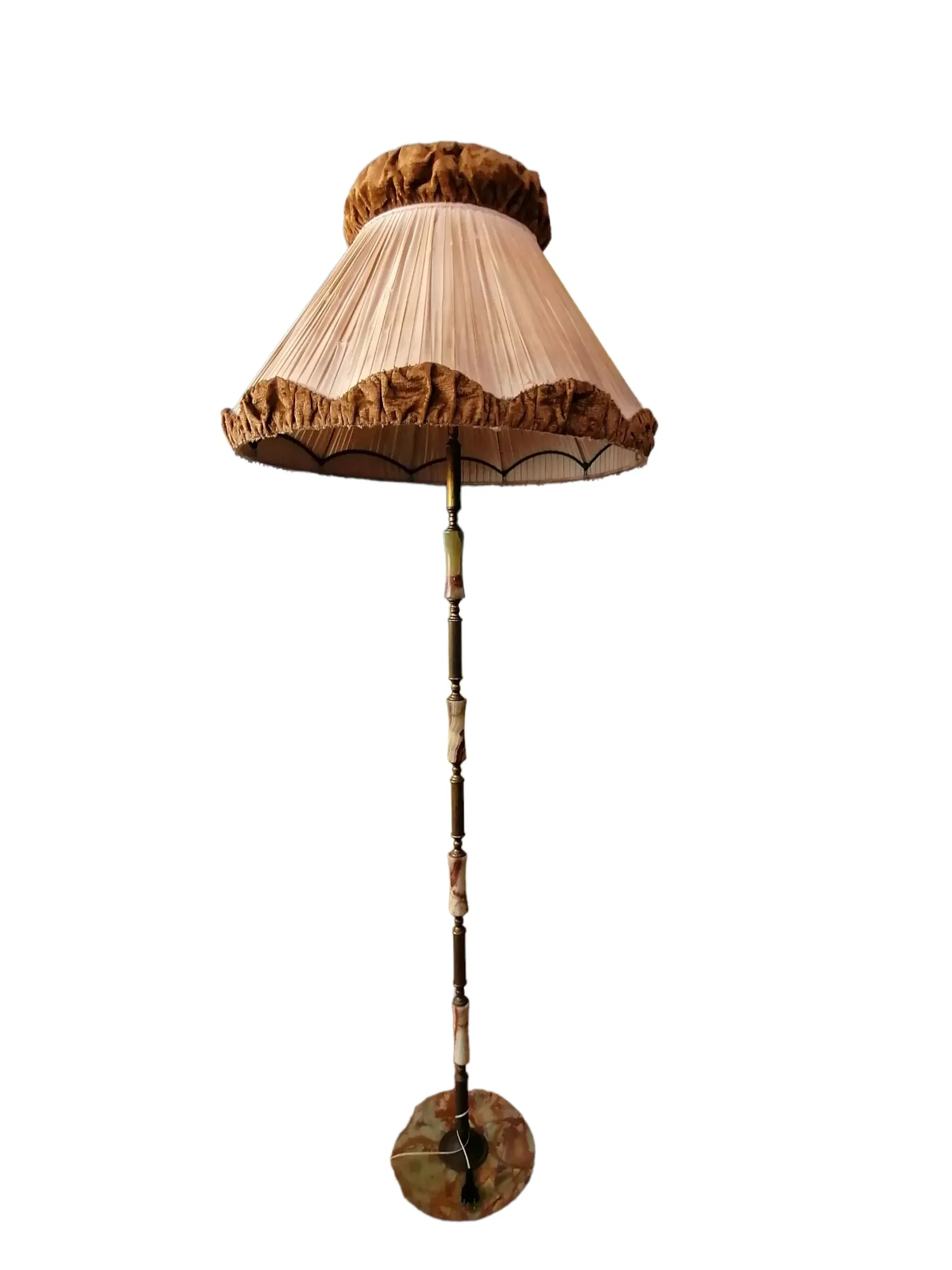 Cette élégante lampe sur pied est embellie par un abat-jour en tissu raffiné et en velours, qui ajoute une touche de luxe et de chaleur à l'environnement. La combinaison de matériaux crée un éclairage tamisé, idéal pour créer une atmosphère accueillante et sophistiquée. Parfaite pour les salons ou les coins lecture, cette lampe est un meuble qui allie fonctionnalité et style, s'adaptant à des intérieurs classiques ou modernes avec une touche de charme rétro.