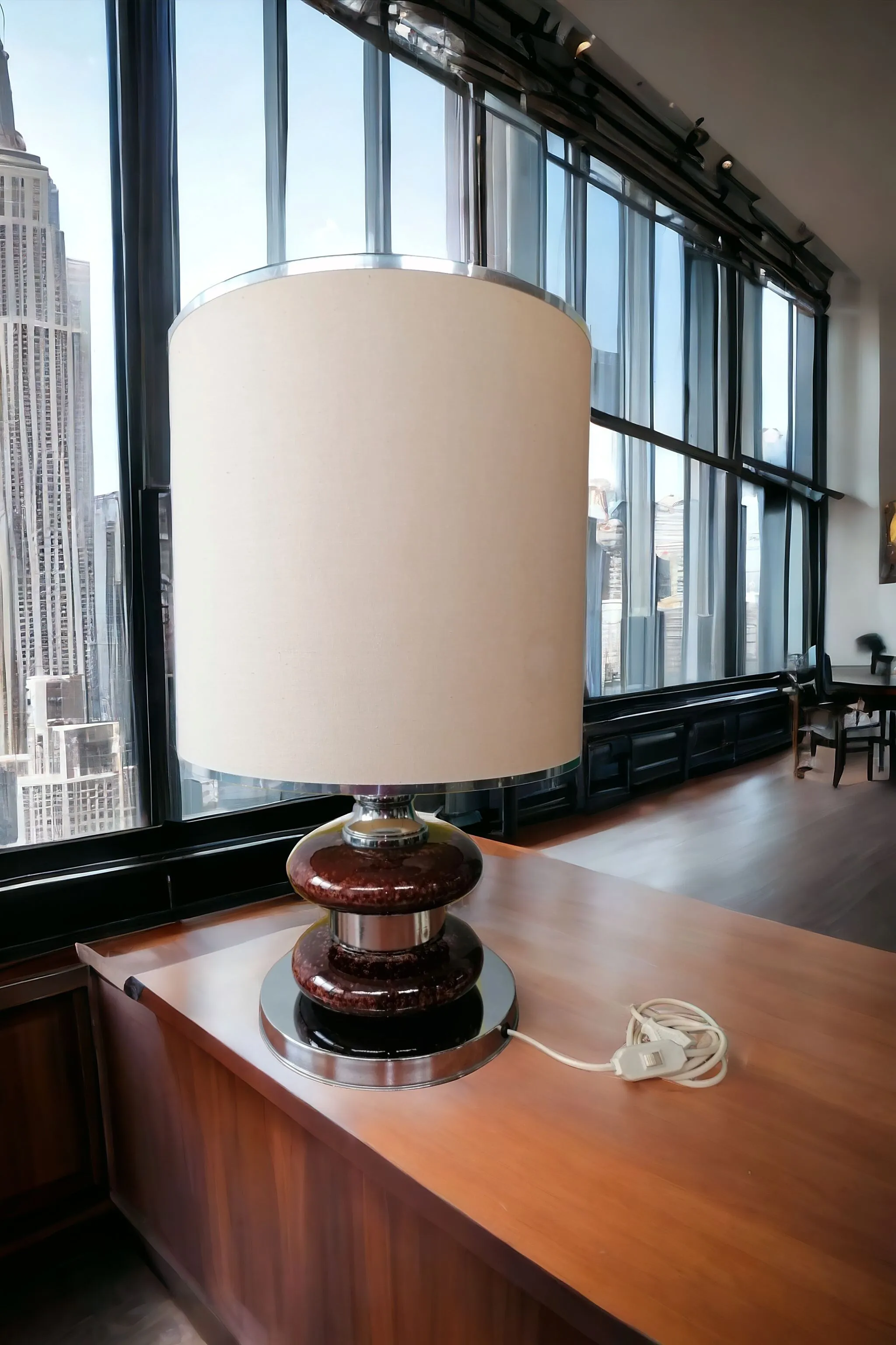 Cette lampe de table en céramique, inspirée du style Space Age, est un véritable morceau iconique des années 60 et 70. Avec son design futuriste et ses lignes sinueuses, elle représente l'optimisme et la créativité de l'époque de la conquête spatiale. Parfaite pour ajouter une touche d'originalité et de caractère à n'importe quel espace, cette lampe est idéale pour ceux qui aiment le style vintage avec une touche moderne. La finition distinctive en céramique brillante reflète la lumière de manière élégante, créant une ambiance unique et fascinante.