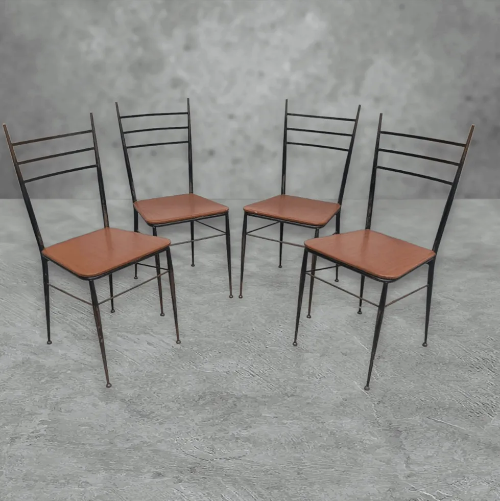 Ces chaises en métal et similicuir marron offrent un équilibre parfait entre robustesse et style contemporain. Idéales pour une variété d’environnements, ces chaises sont conçues pour ajouter une touche d’élégance et de fonctionnalité à n’importe quel espace, de la maison au bureau. Caractéristiques principales : Structure en métal : Fabriquées avec une solide structure en métal, ces chaises garantissent stabilité et résistance. Le métal offre non seulement un support robuste, mais contribue également à un design moderne et industriel, parfait pour des environnements contemporains. Revêtement en similicuir marron : Le revêtement en similicuir marron est non seulement esthétiquement agréable, mais aussi pratique. Ce matériau est facile à nettoyer et à entretenir, rendant ces chaises adaptées à un usage quotidien et résistantes à l’usure. Design ergonomique : Les chaises sont dotées d’un rembourrage confortable et d’une forme conçue pour offrir un bon soutien du dos. L’ergonomie est un aspect essentiel, rendant ces chaises idéales pour de longues assises, que ce soit pour des dîners, du travail ou des moments de détente. Style polyvalent : Grâce à leur design sobre et moderne, ces chaises s’intègrent facilement dans différents styles de décoration, de l’industriel au minimaliste, en passant par le contemporain. Elles peuvent être utilisées dans des salles à manger, des cuisines, des bureaux ou des espaces de travail. Pourquoi les choisir ? Les chaises en métal et similicuir marron sont le choix parfait pour ceux qui recherchent un mobilier combinant praticité et style. Avec leur robustesse et leur design élégant, ces chaises non seulement rehaussent l’esthétique de votre espace, mais offrent également confort et fonctionnalité pour toutes les occasions. Choisir ces chaises, c’est investir dans des pièces de mobilier qui enrichiront votre maison ou votre bureau, créant un environnement accueillant et raffiné pour les invités et la famille.