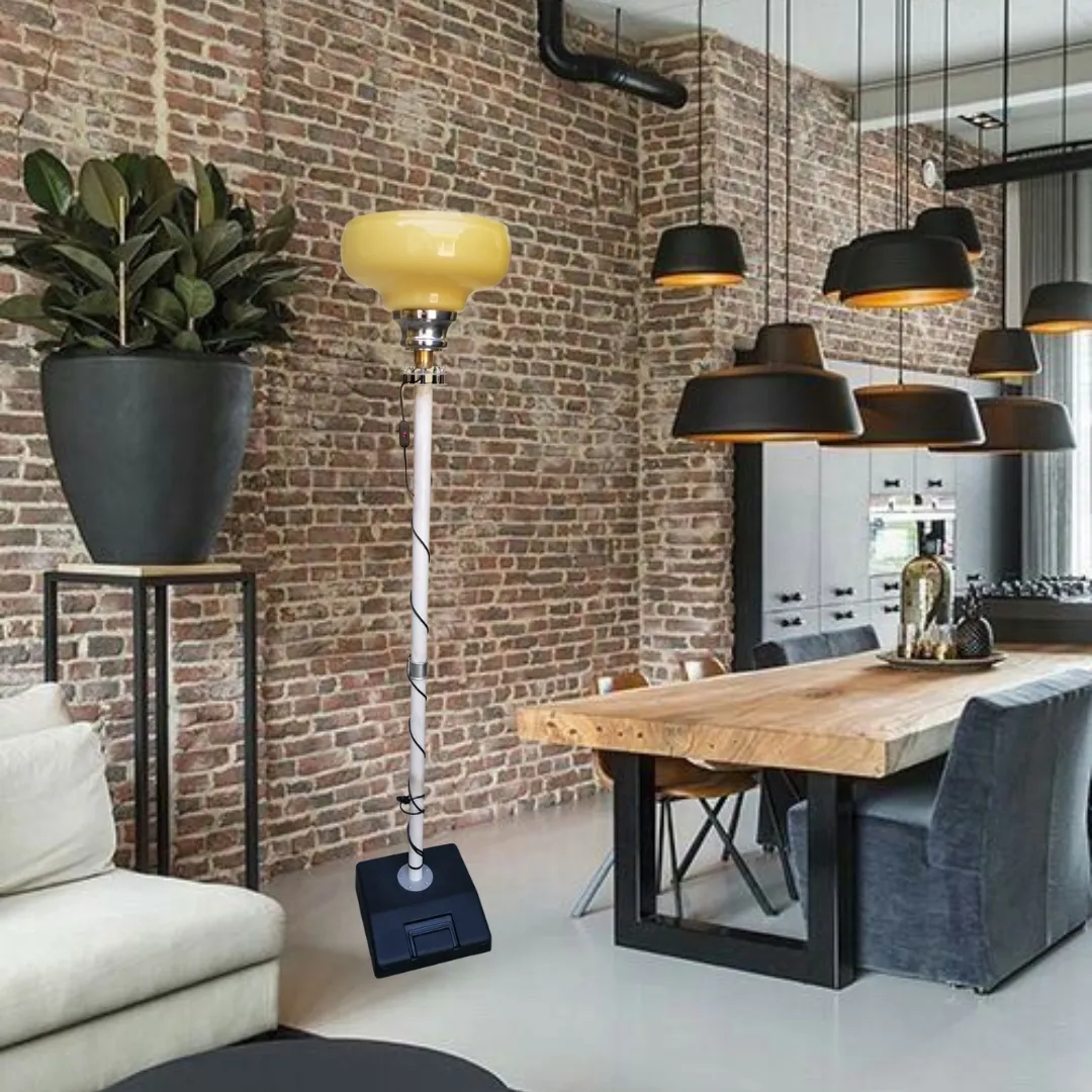 La lampe sur pied artisanale de style Industrial Chic ajoute une touche de caractère unique à n'importe quel espace. Fabriquée avec une structure robuste et des détails originaux, cette lampe combine l'élégance de l'artisanat avec un design industriel. Parfaite pour des environnements modernes ou des lofts, elle diffuse une atmosphère urban chic grâce à sa base solide et à son abat-jour original qui apporte de la chaleur à l'éclairage. Un objet exclusif qui allie esthétique et fonctionnalité, idéal pour ceux qui recherchent un meuble au design distinctif et à la personnalité forte.