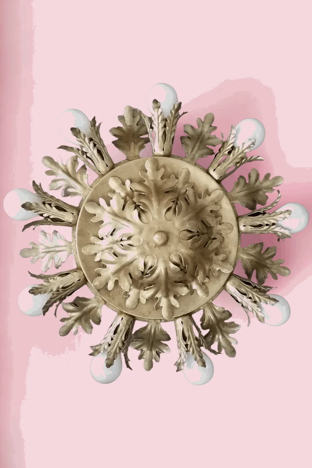 La grande plafonnière florentine attribuée au Studio Banci Firenze est une œuvre d'art qui incarne le charme du design italien classique. Avec des détails raffinés et une structure imposante, cette plafonnière reflète l'élégance intemporelle du style florentin. Les lignes sinueuses et les motifs floraux évoquent le savoir-faire artisanal de Banci, faisant de cette lampe non seulement un éclairage, mais une véritable pièce de décoration artistique. Idéale pour des environnements élégants et raffinés, elle est parfaite pour ajouter une touche de luxe et de tradition italienne à n'importe quel espace.
