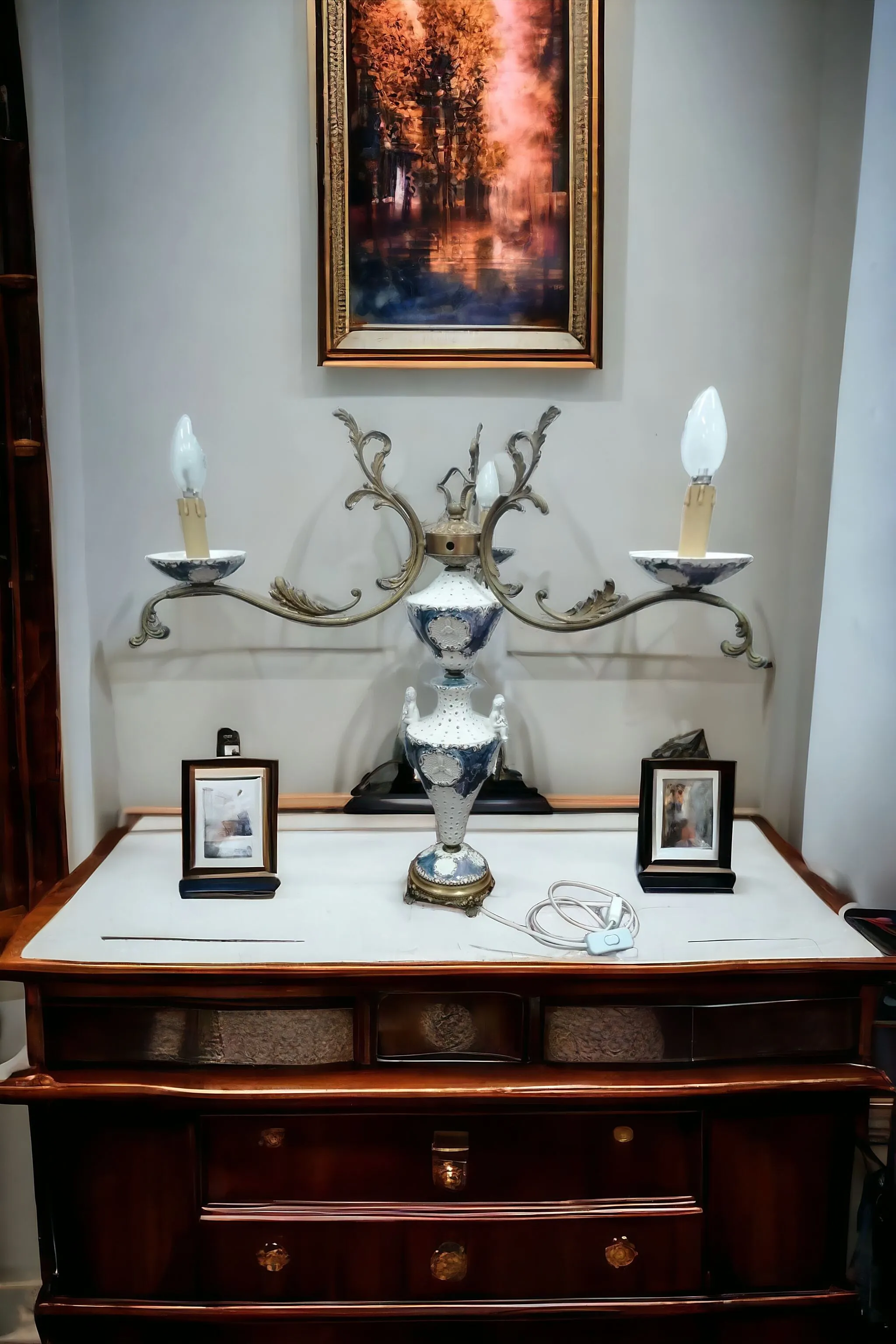 Cette lampe de table en céramique à trois bras, issue d'un ancien lustre, est une pièce unique qui combine élégance et charme vintage. Les bras décorés et la base finement travaillée apportent une touche classique et raffinée à l'espace, tandis que les détails en céramique blanche et bleue confèrent une sensation d'artisanat précieux. Idéale pour ajouter de la personnalité à une pièce, cette lampe devient un élément décoratif parfait pour ceux qui aiment le charme des pièces uniques et du design recherché.