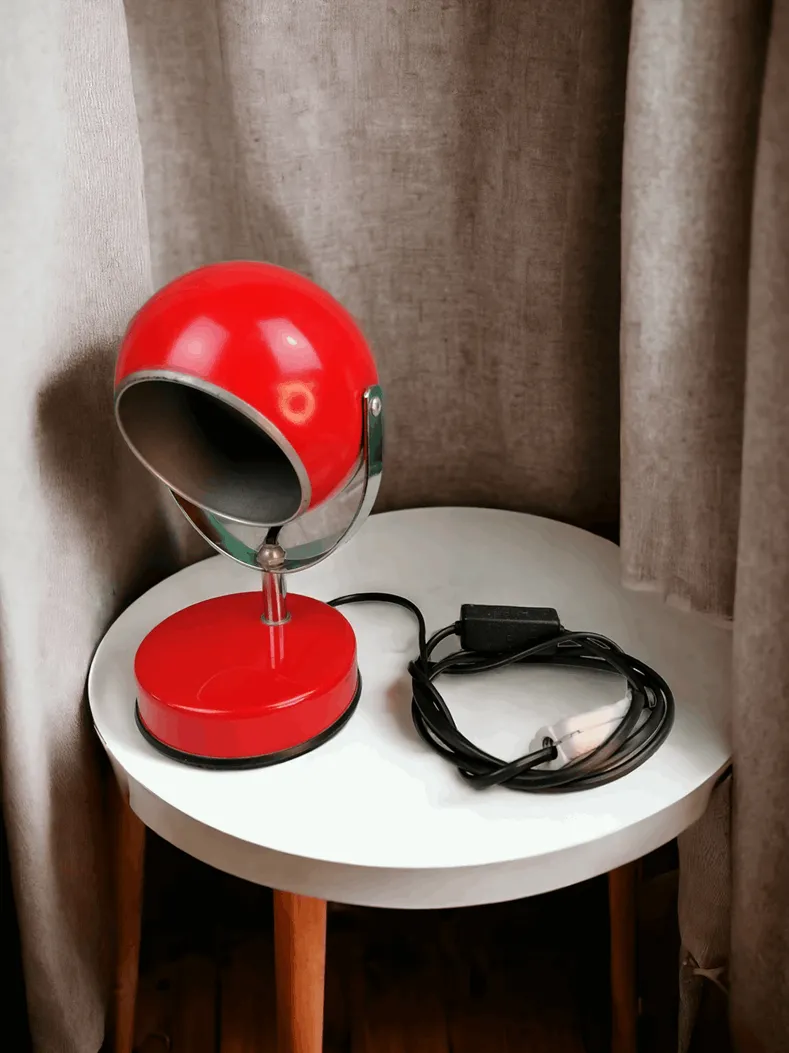La lampe de table Space Age est une icône du design rétro, évoquant le style futuriste des années 60 et 70. Avec ses lignes arrondies et ses matériaux innovants pour l'époque, cette lampe apporte une touche d'originalité et de modernité à n'importe quel environnement. Souvent réalisée en verre, métal ou plastique, elle combine des formes douces et des couleurs audacieuses ou métalliques, évoquant l'esthétique spatiale typique de la période Space Age. Idéale pour ceux qui recherchent une pièce distinctive, cette lampe non seulement éclaire, mais devient un élément décoratif qui attire l'attention, parfait pour ajouter du caractère à des espaces contemporains ou vintage.