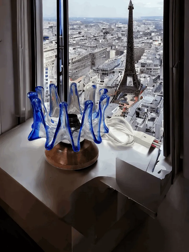 La lampe de table en verre de Murano Carlo Nason pour Mazzega est un exemple raffiné du design italien, réalisée par l'un des maîtres verriers les plus célèbres. Cette lampe combine la tradition artisanale de Murano avec l'esthétique distinctive et innovante de Carlo Nason, qui privilégie des lignes épurées et des formes organiques. Le verre soufflé à la main crée une lumière douce et enveloppante, la rendant parfaite pour des espaces élégants et modernes. Idéale pour ceux qui aiment l'art du verre et désirent une pièce exclusive, cette lampe n'est pas seulement une source de lumière, mais aussi une œuvre d'art qui embellit chaque espace de son charme intemporel.