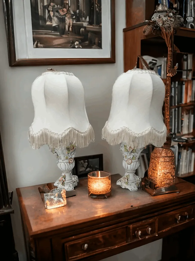 Les lampes de chevet en céramique de Capodimonte sont de véritables chefs-d'œuvre de l'artisanat italien, célèbres pour leur élégance et leurs détails raffinés. Réalisées avec la porcelaine renommée de Capodimonte, ces lampes sont souvent ornées de motifs floraux et de décorations peintes à la main, ce qui les rend uniques et précieuses. Idéales pour ceux qui aiment le style classique et veulent ajouter une touche de luxe à la chambre à coucher, ces lampes diffusent une lumière chaude et accueillante, parfaite pour créer une atmosphère relaxante. Un complément d'ameublement raffiné et intemporel qui ajoute de la valeur et de la personnalité à l'environnement.