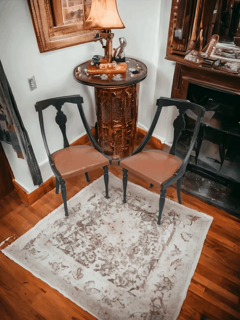 Ces chaises en bois et similicuir représentent un choix idéal pour ceux qui recherchent un équilibre parfait entre confort, style et fonctionnalité. Parfaites pour divers environnements, ces chaises sont conçues pour enrichir n'importe quel espace, de la salle à manger au bureau. Caractéristiques principales : Structure en bois : Les chaises présentent une structure solide en bois, offrant stabilité et durabilité. La beauté naturelle du bois apporte chaleur et caractère au décor, rendant chaque pièce unique grâce à ses veines. Revêtement en similicuir : Le revêtement en similicuir est un choix pratique et élégant, disponible en plusieurs couleurs et finitions. Ce matériau est facile à nettoyer et résistant à l'usure, rendant ces chaises idéales pour un usage quotidien. Confort ergonomique : Avec des sièges bien rembourrés et des dossiers conçus pour soutenir le dos, ces chaises offrent un confort exceptionnel. Elles sont parfaites pour les longs repas, moments de détente ou sessions de travail, garantissant une assise agréable. Design polyvalent : Le design classique et les lignes épurées des chaises les rendent adaptées à divers styles de décoration, du traditionnel au moderne. Elles peuvent facilement s'intégrer dans des cuisines, salles à manger, bureaux ou espaces de travail, apportant une touche d'élégance à n'importe quel environnement. Pourquoi les choisir ? Les chaises en bois et similicuir sont un ajout pratique et stylé à toute maison ou bureau. Avec leur design attrayant et la qualité des matériaux, ces chaises améliorent non seulement l'esthétique des espaces, mais offrent également une assise confortable pour les familles et les invités. Choisir ces chaises, c'est investir dans des pièces de mobilier qui allient fonctionnalité et style, rendant chaque espace accueillant et invitant.