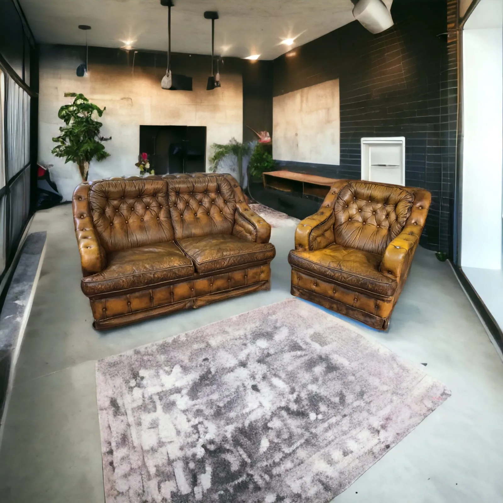 Le salon Chesterfield des années 70 en cuir authentique est un ensemble d'une grande allure et caractère, qui combine le style emblématique du Chesterfield avec la polyvalence d'un canapé-lit. Composé d'un canapé-lit et d'un fauteuil assorti, tous deux recouverts de cuir de qualité, cet ensemble représente un mélange parfait entre élégance classique et fonctionnalité. Caractéristiques principales : Style Chesterfield : Le design Chesterfield est connu pour ses détails distinctifs, tels que la couture capitonnée avec des boutons sur le dossier et les accoudoirs, ainsi que la structure basse et profonde. Ce style ajoute une touche de prestige et de raffinement, idéal pour des environnements traditionnels et modernes. Matériau : Réalisé en cuir et en peau de haute qualité, traité pour s'améliorer avec le temps, le salon offre une excellente résistance et une finition qui développe une belle patine naturelle. Le cuir doux au toucher apporte une sensation de luxe et de confort. Canapé-lit : Le canapé n'est pas seulement un meuble élégant, mais aussi pratique, grâce à la fonction lit intégrée. Parfait pour recevoir des amis ou de la famille, il offre une solution gain de place sans renoncer au style. Fauteuil coordonné : Le fauteuil Chesterfield en cuir complète l'ensemble, créant un coin accueillant et coordonné. Le fauteuil, avec son assise confortable et son design enveloppant, est parfait pour des moments de détente. Pourquoi le choisir ? Ce salon Chesterfield des années 70 en cuir et en peau est le choix idéal pour ceux qui recherchent un mobilier de caractère, exprimant une élégance intemporelle. La combinaison canapé-lit et fauteuil offre confort et fonctionnalité, ajoutant une touche vintage et sophistiquée à n'importe quel espace, du salon au bureau.