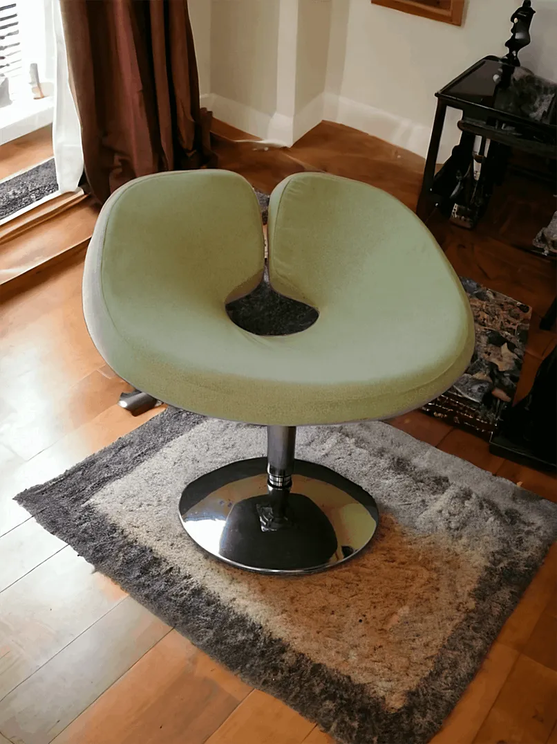 Le fauteuil Apollo vert, conçu par Patrick Norguet pour Artifort, est un exemple extraordinaire de design contemporain qui allie confort, élégance et fonctionnalité. Ce meuble distinctif se caractérise par des lignes modernes et une silhouette unique, capable d'enrichir tout espace avec son style contemporain et sa présence imposante. Caractéristiques principales : Design innovant : Le fauteuil Apollo se distingue par sa forme ergonomique et enveloppante, conçu pour offrir un confort optimal. Les courbes douces et le design invitant à la détente rendent ce fauteuil parfait pour les espaces résidentiels et commerciaux. Revêtement en tissu vert : Le choix de la couleur verte apporte non seulement une touche de fraîcheur et de vitalité, mais s'intègre facilement avec une variété de styles de décoration. Le tissu de haute qualité utilisé pour le revêtement est résistant et facile à entretenir, tout en offrant un aspect élégant et raffiné. Structure robuste : Construit sur une base solide, le fauteuil garantit stabilité et durabilité dans le temps. La combinaison de matériaux de haute qualité assure que le fauteuil Apollo puisse résister à l'usage quotidien, tout en maintenant son charme d'origine au fil du temps. Polyvalence de style : Avec son design épuré et moderne, le fauteuil Apollo s'adapte parfaitement à différents environnements, du salon au bureau, en passant par des espaces publics tels que des salles d'attente et des salons. Son esthétique contemporaine valorise n'importe quel contexte, en faisant une pièce polyvalente et de grand impact visuel. Pourquoi le choisir ? Choisir le fauteuil Apollo vert de Patrick Norguet, c'est opter pour un meuble qui non seulement offre confort et fonctionnalité, mais qui devient également un élément de design distinctif dans votre maison ou bureau. Ce fauteuil est idéal pour ceux qui recherchent une pièce qui non seulement répond aux besoins d'assise, mais contribue également à l'esthétique générale de l'environnement. Avec son style élégant et contemporain, le fauteuil Apollo est parfait pour ceux qui cherchent un équilibre entre design innovant et confort durable. Que ce soit dans un coin lecture, un salon ou une zone lounge, ce fauteuil ne manquera pas d'attirer l'attention et d'offrir une expérience d'assise supérieure.