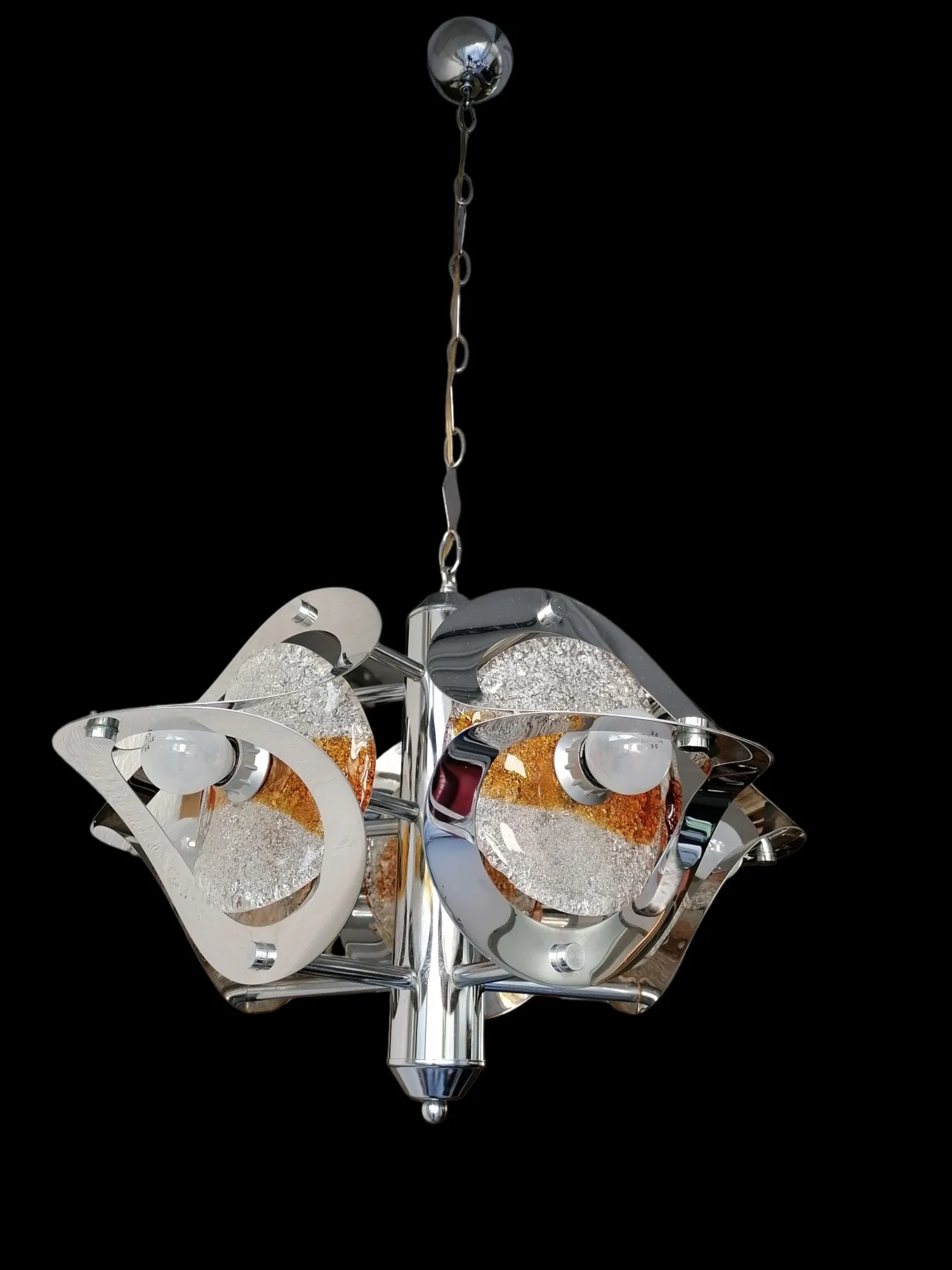 Ce lustre suspendu de Mazzega, caractérisé par le design distinctif Space Age, est réalisé en verre de Murano de qualité supérieure, mettant en valeur sa structure avec une élégance moderne et des lignes fluides. Les reflets doux et les nuances uniques du verre de Murano créent une lumière chaude et accueillante, parfaite pour des environnements sophistiqués. L'attribution à Mazzega garantit sa qualité et son style intemporel, en faisant une pièce exclusive pour des intérieurs de grande classe.