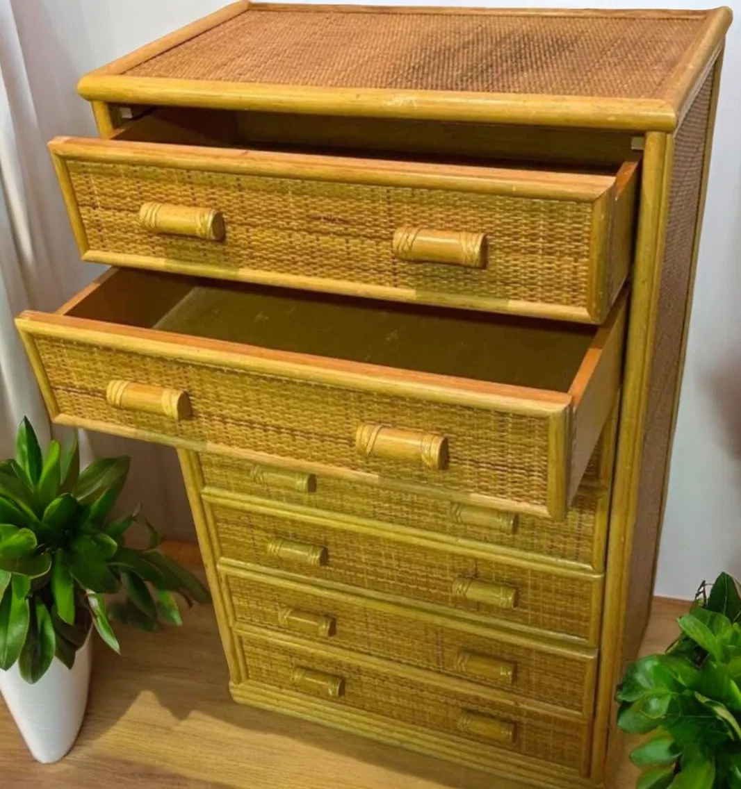 La commode Settimino en bambou et rotin tissé Bonacina est un meuble qui allie élégance et fonctionnalité, typiques du style artisanal de l'historique entreprise Bonacina. Cette commode se caractérise par l'utilisation habile de matériaux naturels comme le bambou et le rotin, tissés avec soin pour créer un design raffiné et durable. Caractéristiques principales : Design vertical : La forme à sept tiroirs offre un grand espace de rangement, optimisant l'organisation des petits espaces. Matériaux de qualité : Le rotin et le bambou tissés confèrent une esthétique naturelle et accueillante, adaptée à différents types d'intérieurs. Artisanat de qualité : Fabriqué avec des techniques traditionnelles, il garantit robustesse et un style intemporel qui reflète le savoir-faire Bonacina. Pourquoi le choisir : Un Settimino en bambou et rotin est idéal pour ceux qui recherchent un meuble pratique et décoratif qui apporte une touche d'élégance exotique et artisanale dans leur maison. Parfait pour les chambres, les entrées ou les salons, il allie utilité et design raffiné.