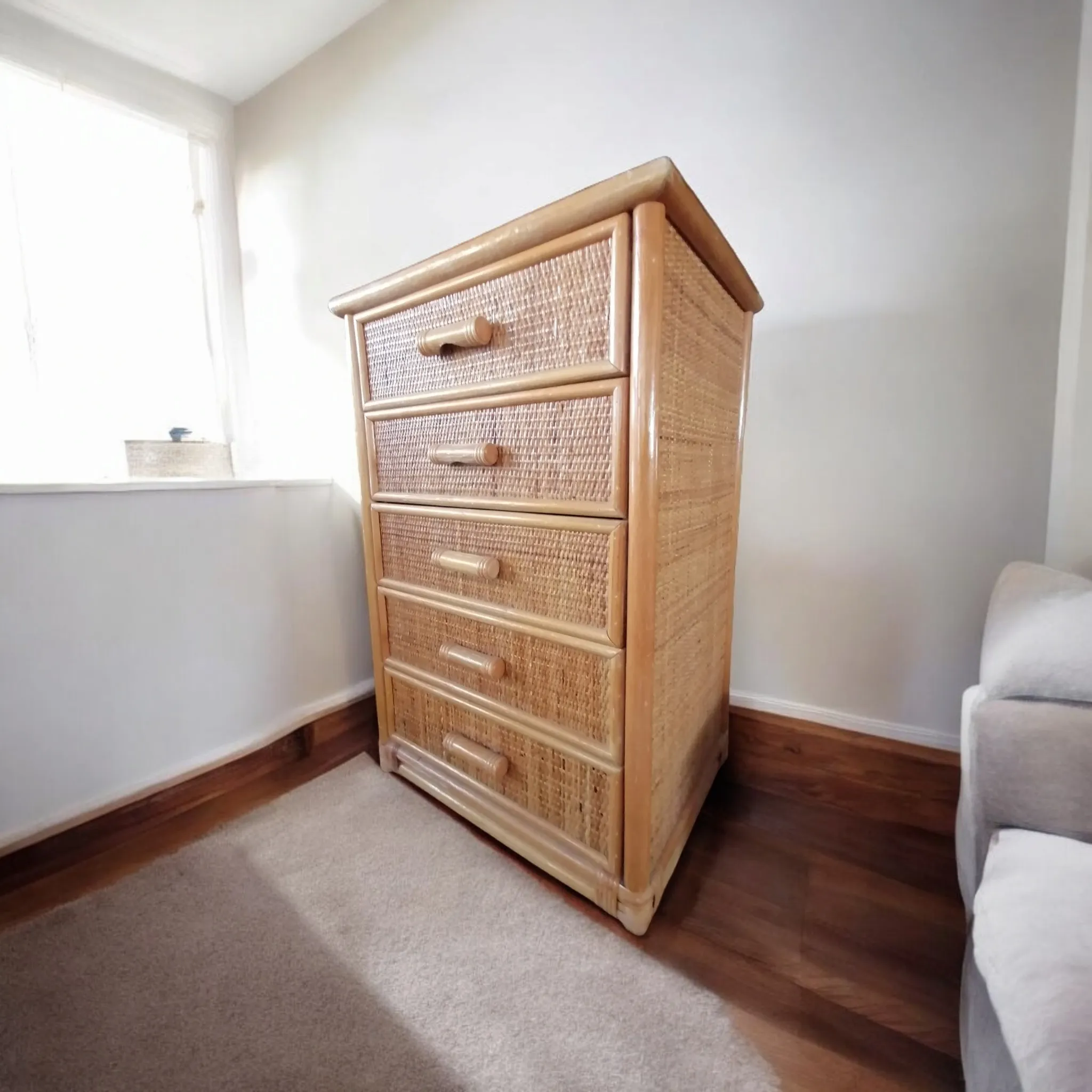 La commode à 5 tiroirs en bambou et rotin tressé Bonacina est un meuble élégant et fonctionnel, parfait pour ceux qui recherchent une solution de rangement pratique sans renoncer au style. Réalisée en bambou précieux et rotin tressé, cette commode se distingue par son travail artisanal et son design intemporel. Caractéristiques principales : Design à 5 tiroirs : La commode offre un grand espace de stockage avec 5 tiroirs spacieux, parfaits pour organiser des vêtements, du linge ou d'autres accessoires. Matériaux naturels : Le bambou et le rotin tressé sont les protagonistes de cette création, conférant à la commode une apparence naturelle et raffinée, tout en offrant une résistance exceptionnelle. Style artisanal : Chaque élément est fabriqué avec soin, en tirant parti de l'expérience de la société historique Bonacina, réputée pour son approche artisanale dans le travail des matériaux naturels. Pourquoi la choisir : Cette commode est idéale pour ceux qui souhaitent un meuble pratique tout en ajoutant une touche d'élégance à n'importe quel environnement. Convient à la fois pour des environnements modernes et plus traditionnels, la commode en bambou et rotin Bonacina est parfaite pour les chambres, les entrées ou même les espaces de travail, grâce à sa polyvalence et son esthétique chaleureuse et naturelle.