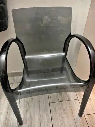 Le fauteuil en polycarbonate plexiglas est un exemple fascinant de design moderne et innovant, apportant légèreté et luminosité à n'importe quel espace. Réalisé dans un matériau transparent, ce fauteuil représente un parfait équilibre entre fonctionnalité et esthétique, en faisant un élément distinctif dans des environnements contemporains. Caractéristiques principales : Design minimaliste et futuriste : Le fauteuil en polycarbonate présente des lignes épurées et une silhouette élégante, idéal pour ceux qui recherchent un mobilier qui s'intègre parfaitement dans des espaces modernes. La transparence du matériau crée un effet visuel qui fait paraître le fauteuil presque invisible, donnant un sentiment d'ouverture et de légèreté. Matériau résistant et léger : Le polycarbonate est connu pour sa résistance et sa durabilité incroyables, rendant ces fauteuils adaptés à un usage quotidien. De plus, étant un matériau léger, il est facile à déplacer et à réadapter selon les besoins de l'espace. Facilité d'entretien : La surface lisse du plexiglas est facile à nettoyer et conserve son apparence brillante au fil du temps. Il est résistant aux taches et n'absorbe pas la poussière, ce qui le rend idéal pour les espaces à fort passage. Polyvalence d'utilisation : Ce fauteuil peut être placé dans les salons, les salles à manger, les bureaux modernes ou même à l'extérieur, car de nombreux modèles sont conçus pour résister aux intempéries. Son esthétique neutre le rend adapté à tout type de décoration. Pourquoi le choisir ? Choisir un fauteuil en polycarbonate plexiglas signifie opter pour un mobilier qui allie innovation, style et praticité. Parfait pour ceux qui aiment le design contemporain et souhaitent un élément capable de valoriser l'espace sans l'alourdir, ce fauteuil est un choix idéal pour des espaces modernes et minimalistes. Grâce à sa capacité à s'adapter à divers contextes et à maintenir un aspect frais et lumineux, le fauteuil en polycarbonate plexiglas est un investissement dans le design et la fonctionnalité. Que ce soit pour un coin lecture, une salle d'attente ou un espace lounge, ce fauteuil ne manquera pas de surprendre et d'impressionner, tout en offrant un confort incomparable.