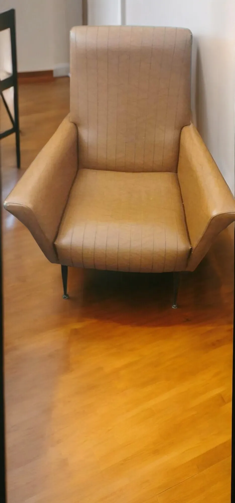 Le fauteuil en similicuir vintage est une déclaration de style qui allie le charme du design rétro à la praticité des matériaux modernes. Ces meubles évoquent une atmosphère nostalgique et sont parfaits pour enrichir n'importe quel espace, du salon au bureau, avec une touche d'élégance et de confort. Caractéristiques principales : Design rétro : Caractérisés par des lignes classiques et des formes iconiques, les fauteuils en similicuir vintage rappellent des styles d'époque, tels que le mid-century ou le classique. Ces modèles peuvent inclure des détails tels que des coutures visibles, des accoudoirs arrondis et des pieds en bois, ce qui en fait un véritable hommage au passé. Matériaux de haute qualité : Le similicuir utilisé pour ces fauteuils est conçu pour imiter le cuir naturel, offrant une apparence élégante et sophistiquée. De plus, il est résistant et facile à nettoyer, ce qui rend le fauteuil idéal pour un usage quotidien sans compromettre le style. Confort et ergonomie : Bien que leur apparence vintage, ces fauteuils ne sacrifient pas le confort. Ils sont souvent rembourrés avec des matériaux doux garantissant une assise confortable et un bon soutien, parfaits pour des moments de détente ou pour accueillir des invités. Polyvalence de style : Grâce à leur esthétique intemporelle, les fauteuils en similicuir vintage s'intègrent facilement dans divers styles de décoration, de la maison moderne à la plus traditionnelle. Ils peuvent être utilisés dans les salons, les salles de lecture, les bureaux ou même comme pièces de design dans des espaces publics. Pourquoi les choisir ? Choisir un fauteuil en similicuir vintage, c'est opter pour un meuble non seulement beau à regarder, mais aussi fonctionnel et pratique. Ces fauteuils sont parfaits pour ceux qui cherchent à combiner style et confort de manière accessible, sans avoir à se soucier constamment de l'entretien. Avec leur capacité à enrichir n'importe quel espace d'une touche d'élégance rétro, les fauteuils en similicuir vintage sont un excellent choix pour ceux qui aiment le design de qualité et souhaitent apporter un morceau d'histoire dans leur espace. Que ce soit dans un coin lecture, un salon confortable ou un bureau au style distinctif, ces fauteuils créent une atmosphère chaleureuse et accueillante.