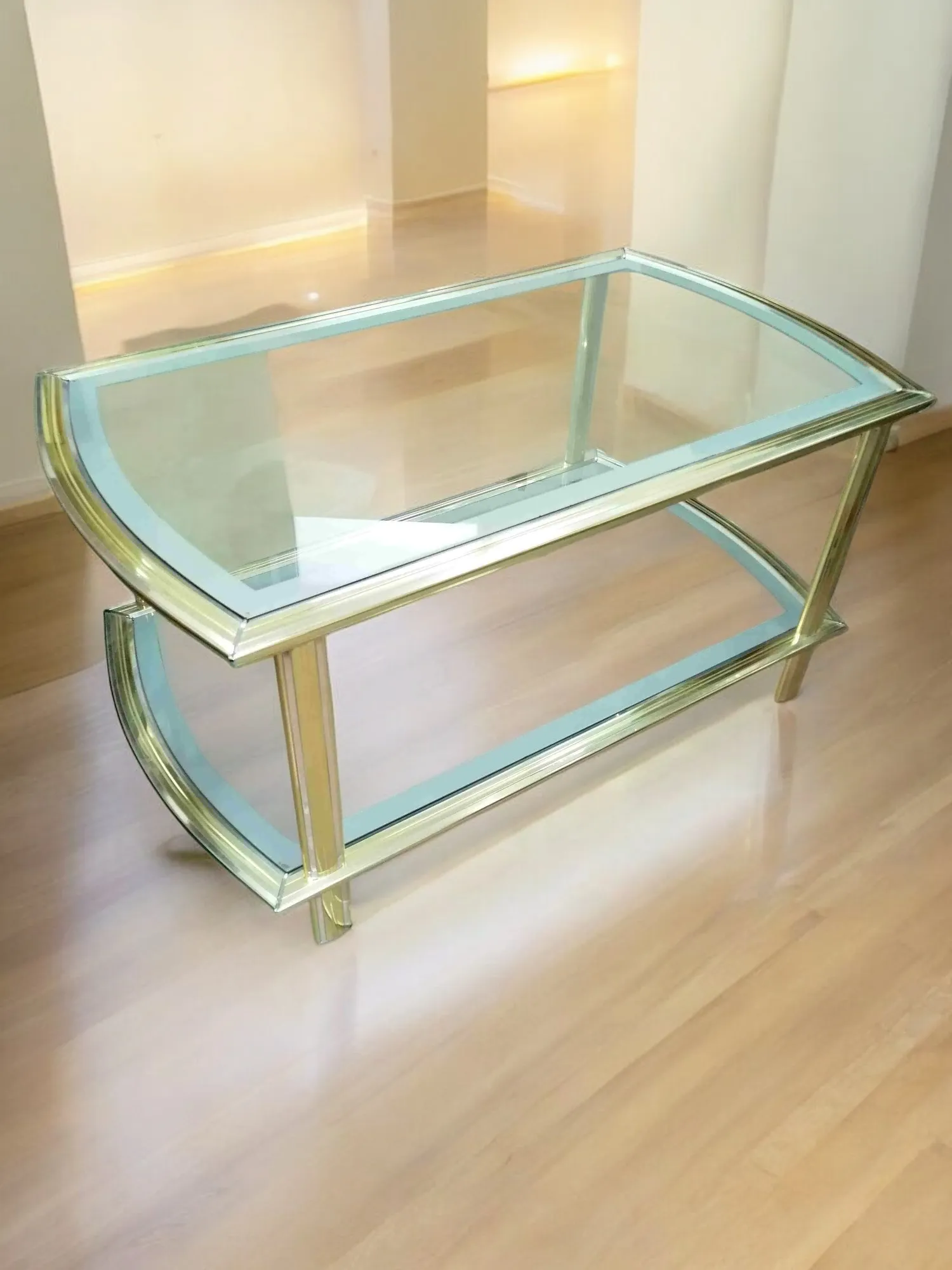 La mesa baja de café es una pieza de mobiliario versátil y funcional que puede agregar elegancia y practicidad a tu sala de estar. Usualmente utilizada para colocar bebidas, revistas o pequeños objetos decorativos, la mesa baja es un elemento imprescindible en cualquier área social. Características principales: Dimensiones compactas: Su altura reducida la hace perfecta para usarse cerca de sofás o sillones, manteniendo un espacio cómodo y funcional. Materiales variados: Las mesas de café están disponibles en una amplia gama de materiales, como madera, vidrio, metal o mármol, adaptándose a diversos estilos de decoración. Diseño elegante: Disponible en varios estilos, desde lo clásico hasta lo moderno, pasando por lo vintage y lo contemporáneo, una mesa baja puede convertirse en el punto focal de una habitación, enriqueciendo el ambiente con su diseño. Por qué elegirla: Perfecta para quienes buscan un complemento de decoración funcional pero con un gran impacto visual, la mesa baja de café es ideal para espacios de socialización como salas de estar y salones. Gracias a su versatilidad, también puede ser un excelente regalo para quienes aman decorar con buen gusto.