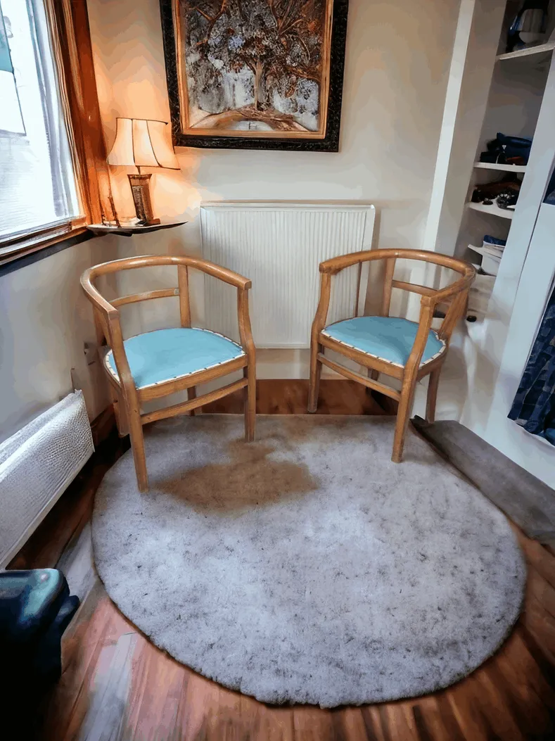 Les Chaises tub en bois et tissu sont un excellent choix pour ceux qui recherchent un mélange de confort et de style classique. Ces pièces de mobilier offrent une touche d’élégance et peuvent être utilisées dans divers environnements, des salles à manger aux coins lecture. Caractéristiques principales : Structure en bois : Ces chaises présentent une robuste structure en bois massif, garantissant stabilité et durabilité. La finition du bois peut varier, du naturel au laqué, offrant différentes options pour s’adapter à votre style de décoration. Design  : Le design caractéristique , avec un dossier haut et des accoudoirs, offre un excellent soutien et une assise enveloppante, rendant ces chaises extrêmement confortables. La forme accueillante invite à la détente et à profiter du moment. Revêtement en tissu : Les chaises sont recouvertes d'un tissu de haute qualité, disponible dans une variété de couleurs et de textures. Ce matériau ajoute non seulement une touche de style, mais est aussi facile à nettoyer et à entretenir, rendant les chaises pratiques pour un usage quotidien. Confort ergonomique : Grâce au rembourrage doux et à la conception ergonomique, ces chaises offrent une assise confortable pendant de longues heures, que ce soit pour les repas en famille, les réunions de travail ou les moments de détente. Pourquoi les choisir ? Les chaises en bois et tissu sont parfaites pour ceux qui recherchent un meuble alliant confort et élégance. Ces pièces polyvalentes peuvent enrichir n’importe quel espace, du salon à la salle à manger, jusqu’aux bureaux et aux studios. Avec leur design classique et la qualité des matériaux, ces chaises sont un investissement dans le confort et le style, créant un environnement accueillant et raffiné pour les invités et la famille. Choisir ces chaises, c'est ajouter un élément de charme et de fonctionnalité à votre décoration, rendant chaque moment spécial.