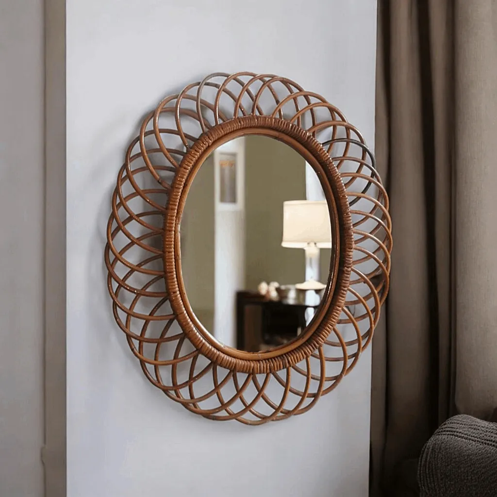 Le miroir ovale en bambou de style Riviera, conçu par Franco Albini pour Bonacina, est un objet iconique qui incarne l'élégance et le raffinement du design des années 50, avec une référence évidente aux influences méditerranéennes. Sa forme ovale et son cadre en bambou tressé créent une combinaison harmonieuse de fonctionnalité et de beauté naturelle. Caractéristiques principales : Design ovale élégant : Le cadre en bambou tressé donne au miroir une apparence organique et légère, parfaite pour des espaces au design minimaliste ou de style Riviera. Matériaux naturels : Réalisé en bambou, un matériau qui évoque l'atmosphère exotique et sophistiquée des maisons au bord de la mer, mais qui s'adapte parfaitement aussi à des intérieurs urbains de style boho-chic ou moderne. Style Riviera : Inspiré par la luminosité et la chaleur de la Méditerranée, ce miroir se distingue par ses lignes épurées et son élégance sobre, ce qui le rend polyvalent dans divers contextes, des salons aux chambres. Pourquoi le choisir : Le miroir ovale en bambou est l'élément parfait pour ajouter une touche de style naturel et sophistiqué à n'importe quel espace. Que ce soit dans un salon, une entrée ou une zone de détente, le design de Franco Albini apporte un morceau de l'histoire du design italien directement chez vous. Sa capacité à réfléchir la lumière de manière naturelle en fait un élément de décoration qui non seulement embellit, mais contribue également à rendre les espaces plus lumineux et accueillants.