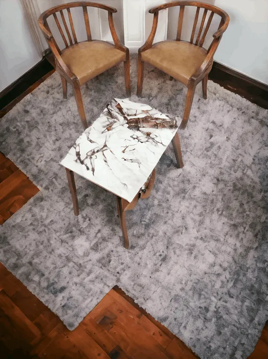 Les Chaises tub en bois et tissu sont un choix élégant alliant raffinement et confort. Avec leur design sophistiqué et des matériaux de haute qualité, ces chaises s’adaptent parfaitement à divers environnements, des maisons aux bureaux, apportant une touche de luxe à tout espace. Caractéristiques principales : Structure en bois : Fabriquées avec une structure robuste en bois massif, ces chaises offrent une stabilité exceptionnelle et une grande durabilité. La beauté naturelle du bois, souvent finie dans des tons chauds ou foncés, ajoute une sensation de chaleur et de raffinement. Design en coque : Le design en coque, caractérisé par des dossiers hauts et des accoudoirs, crée un environnement enveloppant et confortable. Cette forme accueillante permet de profiter d’un siège agréable, idéal pour de longues conversations ou des moments de détente. Revêtement en cuir : Le revêtement en cuir de haute qualité confère à ces chaises un aspect luxueux et sophistiqué. Le cuir est non seulement beau, mais aussi résistant et facile à entretenir, rendant ces chaises parfaites pour un usage quotidien. Confort ergonomique : Conçues pour offrir un confort optimal, ces chaises sont dotées d’un rembourrage doux qui soutient le dos et le corps. Elles sont idéales pour les repas, les réunions de travail ou simplement pour se détendre et lire un livre. Pourquoi les choisir ? Les Chaises tub en bois et tissu sont parfaites pour ceux qui recherchent un mobilier alliant style, confort et fonctionnalité. Ces pièces polyvalentes peuvent être utilisées dans divers contextes, des salles à manger aux salons, jusqu’aux espaces de travail. Avec leur design élégant et leurs matériaux de haute qualité, ces chaises enrichissent non seulement l’esthétique d’un environnement, mais offrent également un confort inégalé. Choisir ces chaises, c’est investir dans des meubles qui apporteront une touche de classe et de raffinement à votre maison ou bureau, créant ainsi un espace accueillant pour la famille et les invités.