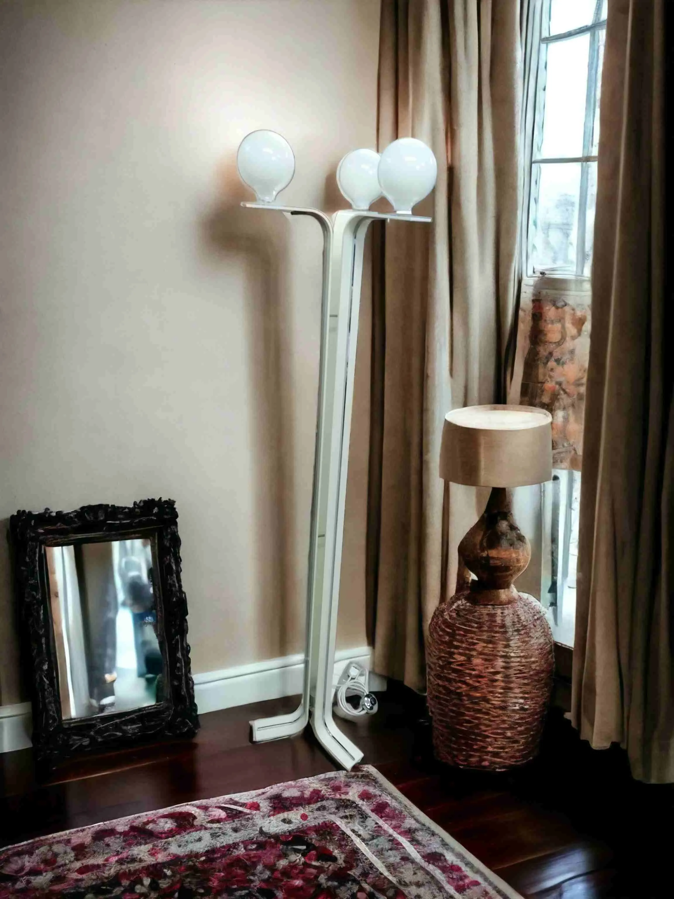Cette lampe sur pied fascinante représente parfaitement l'esprit futuriste et la créativité du design des années 70, appartenant au style Space Age. Avec ses trois lumières montées sur une structure métallique élégante aux lignes courbes et minimalistes, elle se distingue par son aspect audacieux et innovant. Parfaite pour ajouter une touche vintage et un grand impact visuel à n'importe quel environnement, cette lampe incarne le style moderniste italien, caractérisé par des formes uniques et une combinaison d'éléments industriels et décoratifs.