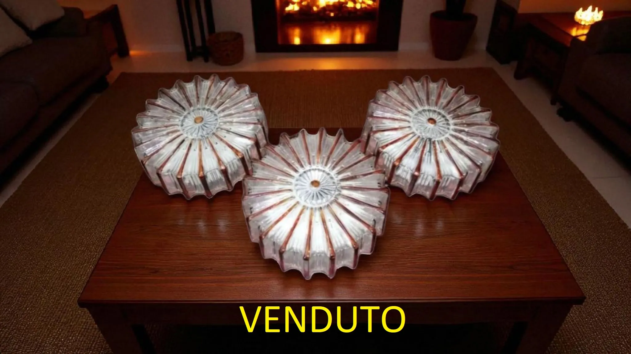 Ces lampes en verre de Murano, inspirées par le style de la célèbre designer Helena Tynell, évoquent des formes organiques et naturelles, avec un verre sculpté en délicats motifs en rayons. Les teintes chaudes et dorées accentuent le charme rétro et créent des jeux de lumière suggestifs, les rendant idéales pour des installations au plafond ou au mur. Ce sont des pièces d'art qui apportent une touche d'élégance intemporelle et des finitions artisanales de haute qualité à tout environnement.