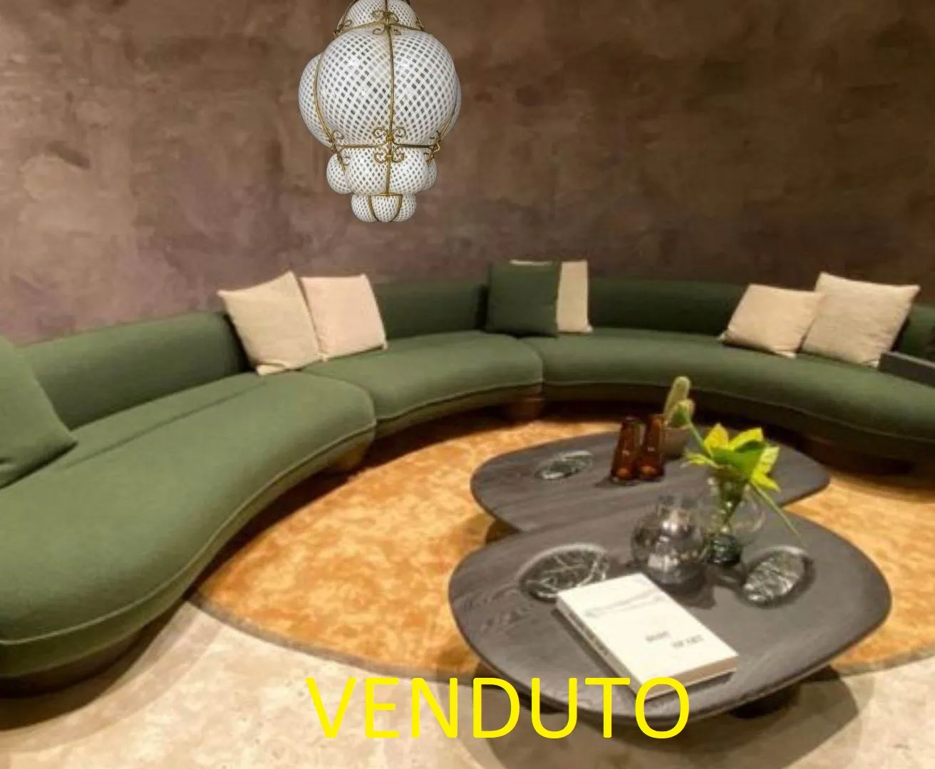 Illuminez vos espaces avec le raffiné Lustre à Lanterne Blanche en verre soufflé, une œuvre d'art de la tradition Murano-Vénitienne, probablement attribuée à Seguso pour Venini. Sa forme de montgolfière, élégante et fascinante, combine la transparence du verre avec un design qui capture l'essence de la lumière. Parfait pour des environnements au goût classique ou contemporain, ce lustre n'est pas seulement un élément fonctionnel, mais un véritable protagoniste du décor.