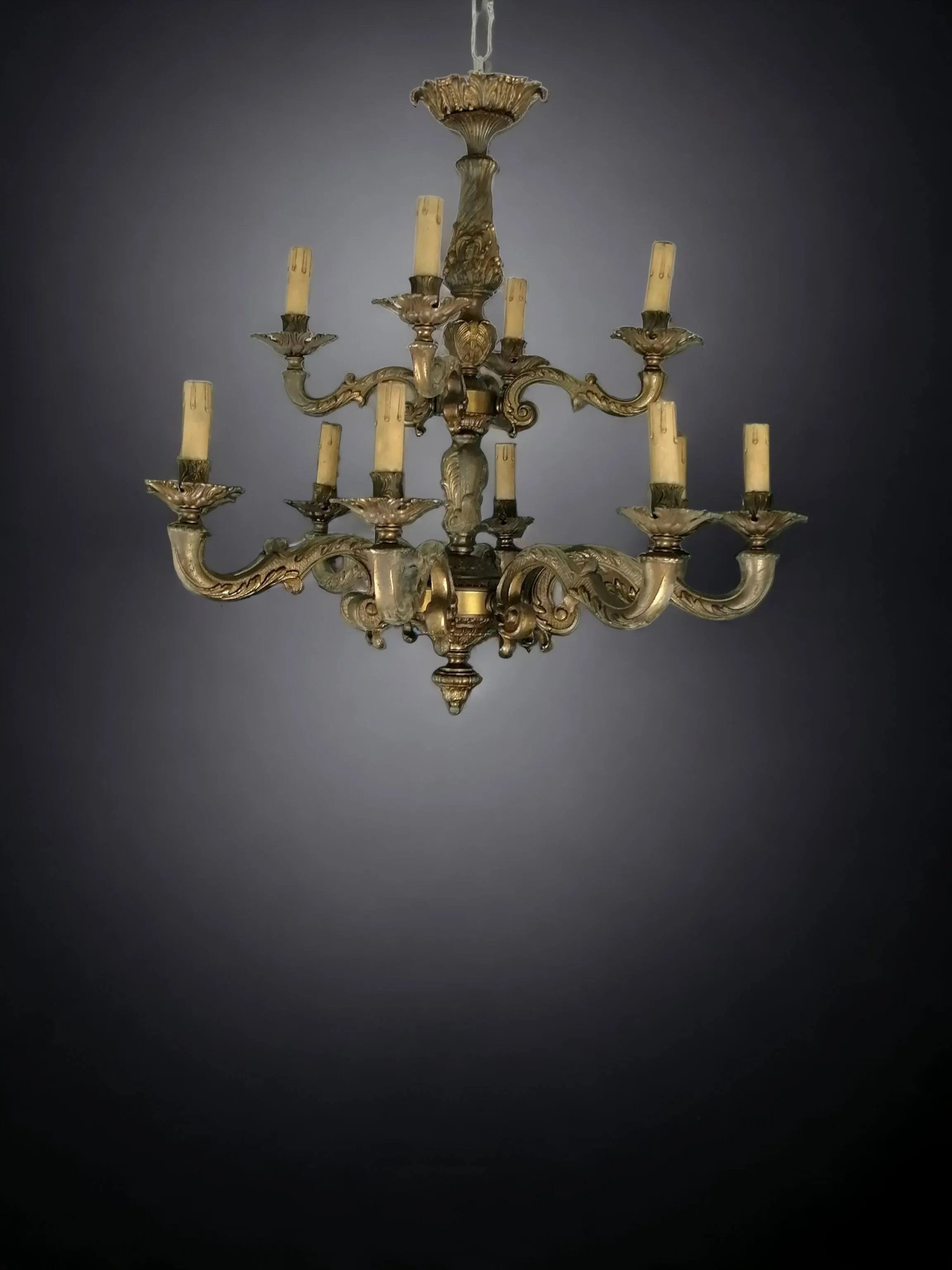Illuminez vos espaces avec le lustre en bronze à 12 lumières, une œuvre d'art qui allie élégance et fonctionnalité. Réalisé avec un artisanat de qualité, ce lustre dégage un charme intemporel grâce à ses lignes sinueuses et ses détails raffinés. Parfait pour les salles à manger ou les salons, il ajoute une touche de luxe et de chaleur à tout espace. Découvrez comment cette pièce peut transformer votre maison en un lieu de style et de confort.