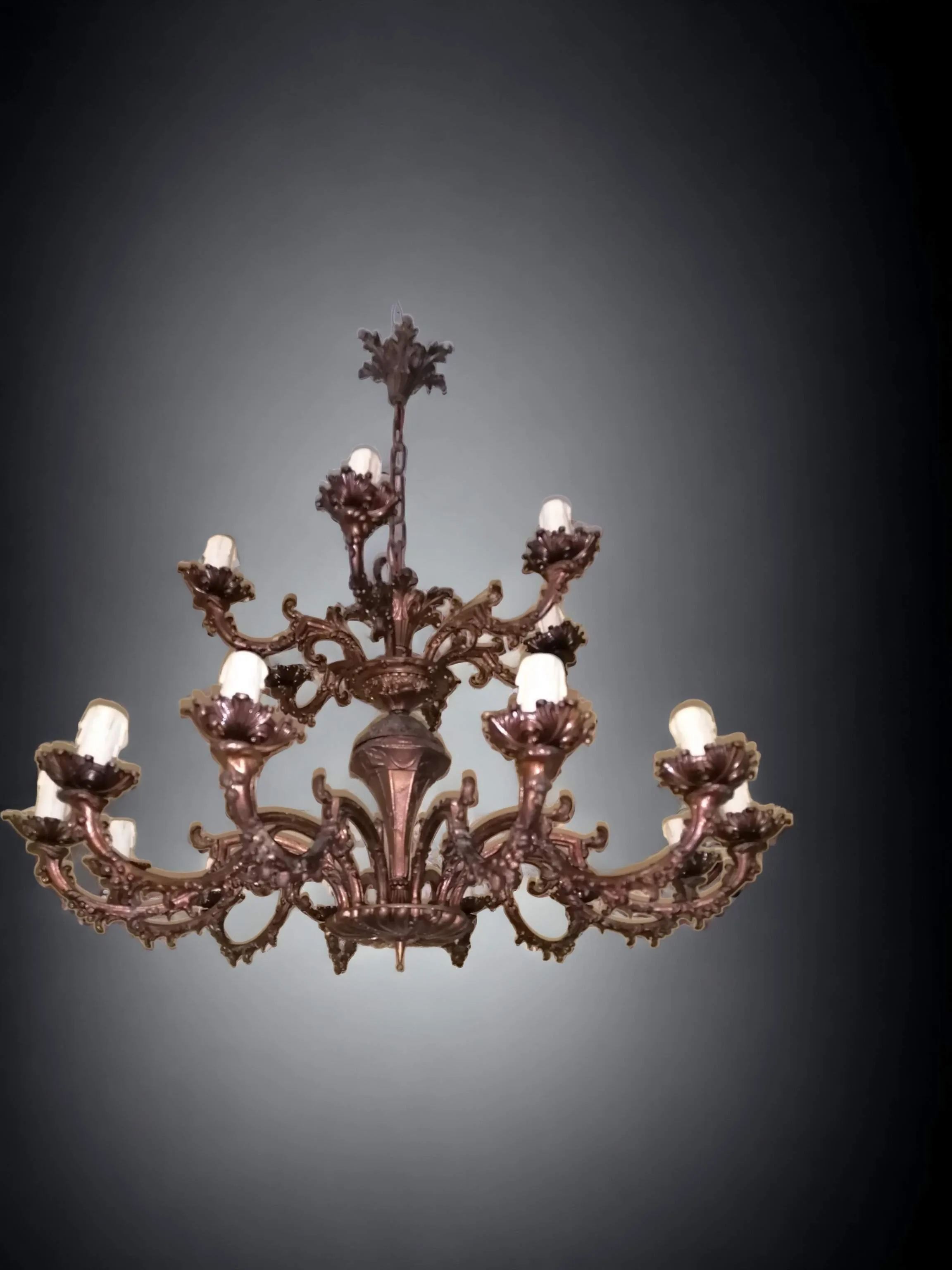 Découvrez l'élégance intemporelle de notre lustre en bronze à 18 lumières, une œuvre d'art qui transforme chaque espace en un lieu de luxe et de raffinement. Ce lustre n'est pas seulement une source de lumière, mais un élément de design qui raconte une histoire d'artisanat de haute qualité. Les bras sinueux et ornés du lustre s'étendent gracieusement, offrant une lumière chaude et enveloppante, parfaite pour créer une ambiance accueillante dans les salons, salles à manger ou halls. La finition en bronze, avec son charme classique, s'intègre magnifiquement à tout style de décoration, du traditionnel au contemporain. Chaque détail, de la structure robuste aux élégantes lumières, est conçu pour garantir un éclairage optimal, tandis que le design élaboré capte le regard et invite à l'admiration. Que ce soit pour une occasion spéciale ou pour un usage quotidien, ce lustre représente une excellence de style et de fonctionnalité. Apportez chez vous un morceau d'histoire et transformez votre espace avec la luminosité et la beauté de notre lustre en bronze à 18 lumières. Un investissement en élégance qui ne se démodera jamais!