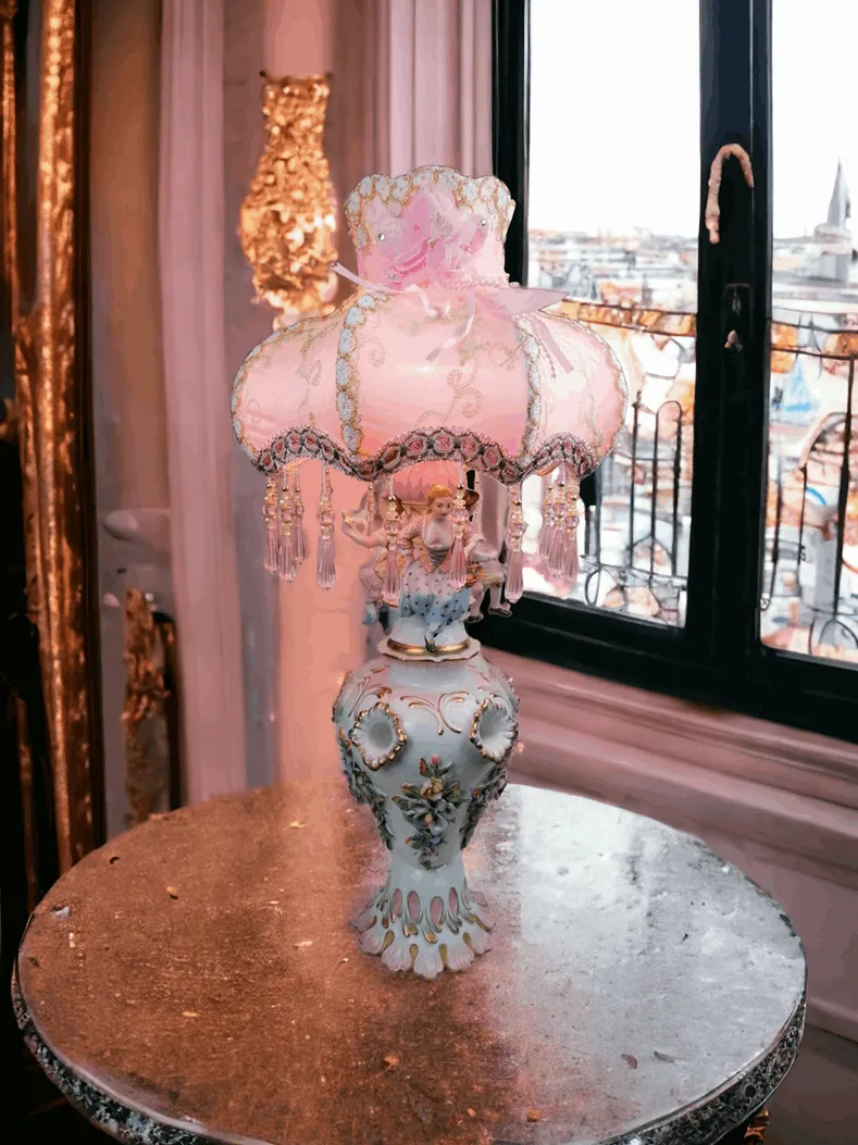 Cette lampe de table en céramique de Meissen est un véritable chef-d'œuvre transformé en une merveille unique ! Originellement une partie d'un lustre, chaque détail et finition reflète l'excellence de la fabrication allemande. Les délicates décorations florales et la qualité de la porcelaine de Meissen confèrent à cette pièce un charme intemporel, tandis que sa transformation en lampe de table ajoute fonctionnalité et originalité à n'importe quel environnement. Parfaite pour ceux qui recherchent une lumière qui n'est pas seulement une source d'éclairage, mais aussi une véritable œuvre d'art racontant une histoire de tradition et de beauté.