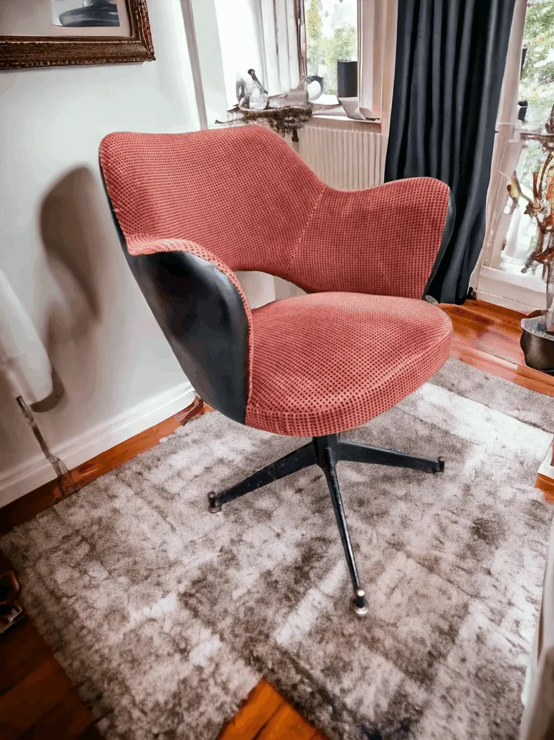 Ce fauteuil pivotant des années 60 en similicuir et velours est un exemple iconique de design vintage alliant style et fonctionnalité. Avec ses lignes élégantes et son mélange de matériaux, ce fauteuil est parfait pour ceux qui recherchent un meuble unique et confortable, capable d’embellir n'importe quel espace avec le charme des années 60. Caractéristiques principales : Design vintage : Avec son apparence rétro, ce fauteuil capture l'esthétique typique des années 60, caractérisée par des formes sinueuses et des détails soigneusement étudiés. Le design pivotant ajoute de la praticité, le rendant idéal pour des environnements dynamiques comme le salon ou le bureau. Matériaux : Le fauteuil est recouvert de similicuir résistant sur la structure externe, facilitant son entretien, et de velours doux sur l'assise et le dossier, offrant un confort supérieur et une texture luxueuse. L'association du similicuir et du velours crée un contraste raffiné et agréable au toucher. Fonctionnalité pivotante : La base pivotante, souvent en métal chromé ou en bois, permet de faire tourner le fauteuil à 360 degrés, offrant une flexibilité maximale et une liberté de mouvement. Cela le rend parfait pour les zones de conversation ou les coins lecture. Confort : Avec une assise large et un rembourrage doux, le fauteuil est conçu pour offrir un haut niveau de confort, idéal pour des moments de détente prolongés. Pourquoi le choisir ? Ce fauteuil pivotant des années 60 en similicuir et velours est un choix sophistiqué pour les amateurs de design vintage avec une touche moderne. Il est parfait pour ajouter du caractère à un espace, qu'il soit rétro, industriel ou contemporain. La combinaison des matériaux et la fonctionnalité pivotante en font un élément décoratif et pratique, capable d'ajouter personnalité et style à n'importe quel espace.