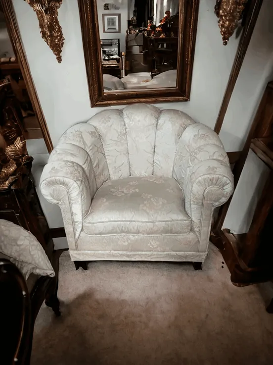 Ce fauteuil damassé des années 80 en forme de coquillage est une pièce unique de mobilier, alliant le charme de l'esthétique rétro à un design inspiré de la nature. Sa forme enveloppante et son revêtement en tissu damassé en font un fauteuil idéal pour ceux qui recherchent une pièce à la fois confortable et raffinée, parfaite pour devenir un point focal dans n'importe quel espace. Caractéristiques principales : Design iconique en forme de coquillage : Le fauteuil est caractérisé par une structure courbée et enveloppante qui rappelle la forme d'une coquille. Le dossier est sculpté avec des lignes douces qui simulent les veines naturelles d'une coquille, offrant au fauteuil une apparence élégante et distinctive. Revêtement en tissu damassé : Le tissu damassé, typique des années 80, ajoute une touche de classe et de luxe. Avec son motif décoratif et sa texture riche, le revêtement crée un effet visuel sophistiqué, parfait pour des environnements au goût classique ou éclectique. Confort et accueil : La forme enveloppante du fauteuil et son rembourrage doux le rendent extrêmement confortable. Le dossier haut et les accoudoirs courbes offrent un soutien idéal pour des moments de détente, aussi bien dans le salon que dans la chambre. Base solide et résistante : Souvent construite sur une structure en bois ou en métal robuste, le fauteuil est conçu pour durer dans le temps et pour supporter un usage quotidien. La base stable garantit sécurité et soutien. Pourquoi le choisir ? Ce fauteuil damassé en forme de coquillage est un choix parfait pour ceux qui recherchent une pièce de mobilier distinctive alliant design et confort. Idéal pour des espaces vintage ou influencés par l'Art déco, il s'adapte également bien à des contextes modernes comme élément de contraste. Sa forme sculpturale et son tissu damassé raffiné en font un élément décoratif qui ajoute du caractère et du charme à n'importe quel espace.